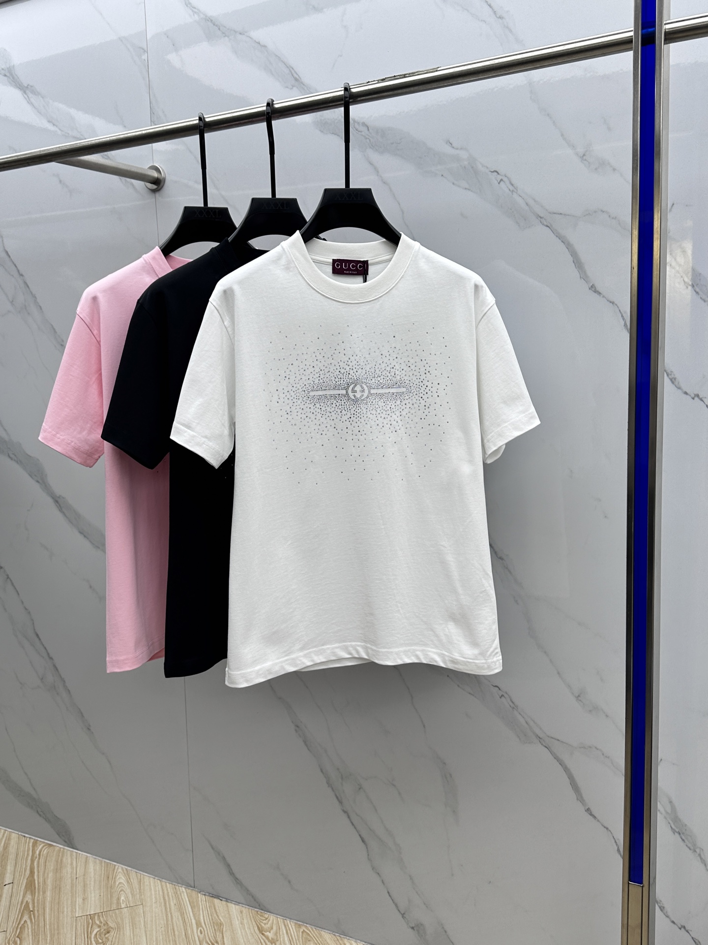 NO:127916,Gucci · Gucci 2025FW spring and summer new round neck base-fitting T-shirt, three-dimensional logo, micro-contour half-sleeved active pure cotton base T-shirt, cotton, feel glutinous and skin-skinned, soft and tough. Processing, toughness and wrinkle resistance have been greatly improved. The micro-contour tailoring is very well-equipped, and the chest logo is full of star-shaped diamond technology, which is extremely recognizable. The three-standard logo is complete, and the single-skin base must be used. The same model for men and women, code xs-L,,gucci,gucci,tees, t-shirt,alexander wang19860909Gucci·古驰 2025FW春夏新品圆领打底外穿T恤,立体感logo微廓形半袖 活性纯棉打底T恤,棉,手感面糯有骨感,柔而有韧性.工艺处理,韧性和抗皱性能得到大幅度提高.微廓形剪裁很到位,胸前logo满天星烫钻工艺,辨识度极高.三标齐全,单穿打底必备单品. 男女同款hei 码数xs-L,,gucci,gucci,tees，t-shirt,alexander wang,Men's clothing