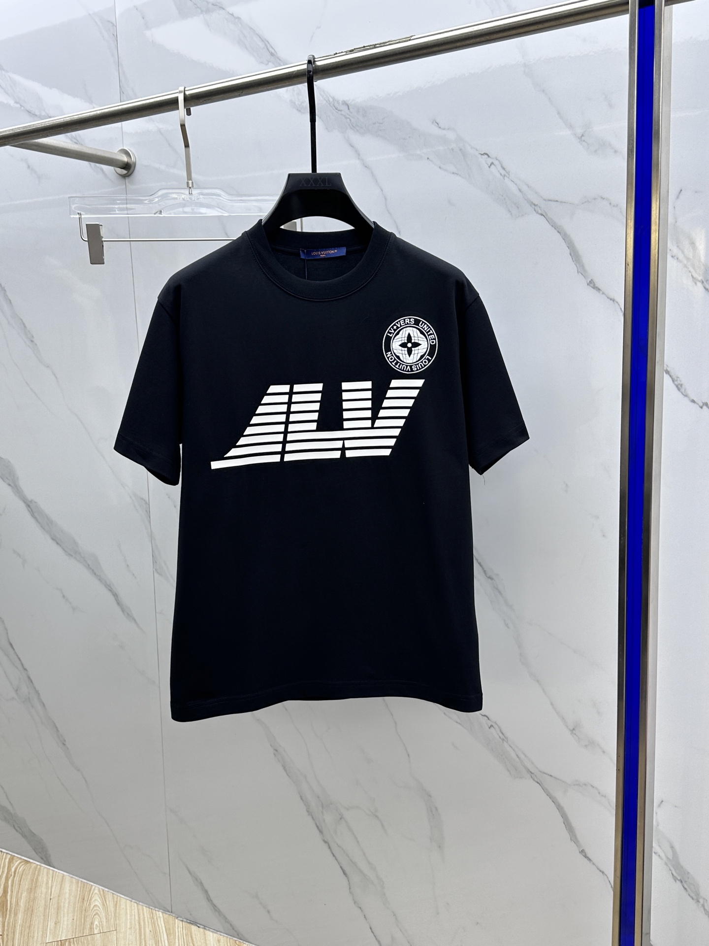 NO:127918,Louis Vuitton·Louis Vuitton 2025FW spring and summer new round neck base-outdoor T-shirt, three-dimensional logo micro-contour half-sleeved active pure cotton base T-shirt, cotton, feel glutinous and skin-skinned, soft and tough. Processing, toughness and wrinkle resistance have been greatly improved. The micro-contour tailoring is very well-placed, and the chest logo pressing embroidery process is extremely recognizable. The three standards are complete, and the single-wear base must be necessary. The same model for men and women, the same size xs-L,,louis vuitton,louis vuitton,tees,t-shirt,alexander wang19860909Louis Vuitton·路易威登 2025FW春夏新品圆领打底外穿T恤,立体感logo微廓形半袖 活性纯棉打底T恤,棉,手感面糯有骨感,柔而有韧性.工艺处理,韧性和抗皱性能得到大幅度提高.微廓形剪裁很到位,胸前logo压胶刺绣工艺,辨识度极高.三标齐全,单穿打底必备单品. 男女同款hei 码数xs-L,,louis vuitton,louis vuitton,tees，t-shirt,alexander wang,Men's clothing