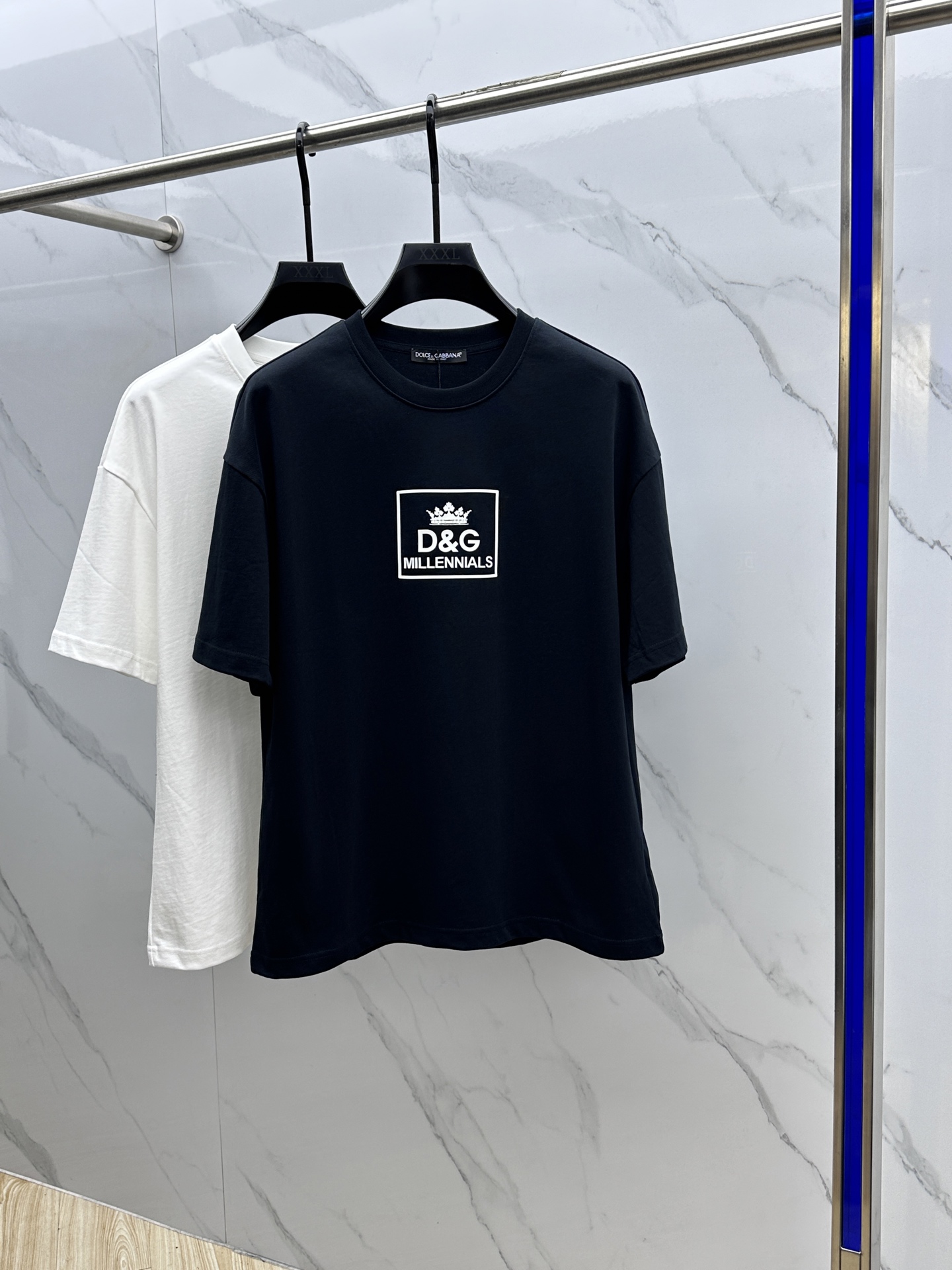 NO:127920,DG·Dougabanna Latest printed half-sleeved T-shirt·ribbed collar·cotton Selected zp fixed weaving and dyeing high-density pure cotton fabric, clear fabric pattern, soft and comfortable touch, three-dimensional pattern logo printing process, imported environmentally friendly glue, OS shoulder-loose style, complete three standards, same style for men and women ET. It is recommended to dry cleaning or wrap the back of the laundry bag, machine-wash and dry naturally with cold water alone!  S-XL, Dolce & Gabbana, Dolce & Gabbana, Tees, t-shirt, alexander wang19860909DG·杜嘉班纳 最新印花半袖T恤·罗纹衣领· 棉 精选zp定织定染高密度纯棉面料,布纹清晰 手感柔软舒适 立体图案logo印花工艺 进口环保胶浆 OS落肩宽松版型 三标齐全 男女同款 ET 洗涤方式建议干洗或包裹洗衣袋反面单独冷水快速机洗自然晾干！ 码数S-XL,,Dolce&Gabbana,Dolce&Gabbana,tees，t-shirt,alexander wang,Men's clothing