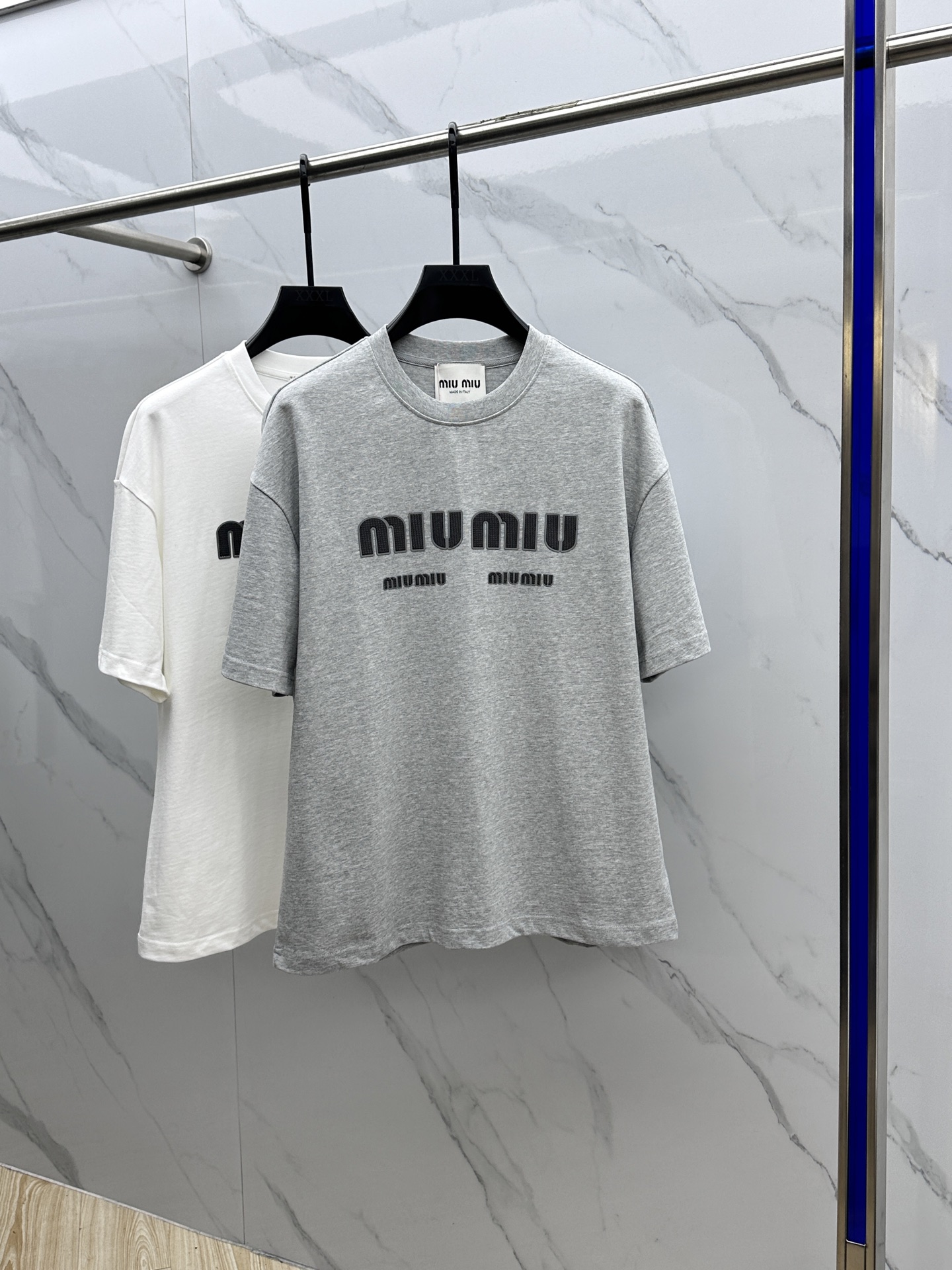 NO:482272,MIUMIU·Miao Miu Latest printed half-sleeved T-shirt·ribbed collar·cotton Selected zp fixed weaving and dyeing high-density pure cotton fabric, clear fabric pattern, soft and comfortable touch, three-dimensional pattern logo printing process, imported environmentally friendly glue, OS shoulder-loose style, complete three standards, same style for men and women ET. It is recommended to dry cleaning or wrap the back of the laundry bag, machine-wash and dry naturally with cold water alone!  S-XL, miumiu,tees,t-shirt,alexander wang19860909MIUMIU·缪缪 最新印花半袖T恤·罗纹衣领· 棉 精选zp定织定染高密度纯棉面料,布纹清晰 手感柔软舒适 立体图案logo印花工艺 进口环保胶浆 OS落肩宽松版型 三标齐全 男女同款 ET 洗涤方式建议干洗或包裹洗衣袋反面单独冷水快速机洗自然晾干！ 码数S-XL,,miumiu,tees，t-shirt,alexander wang,Men's clothing