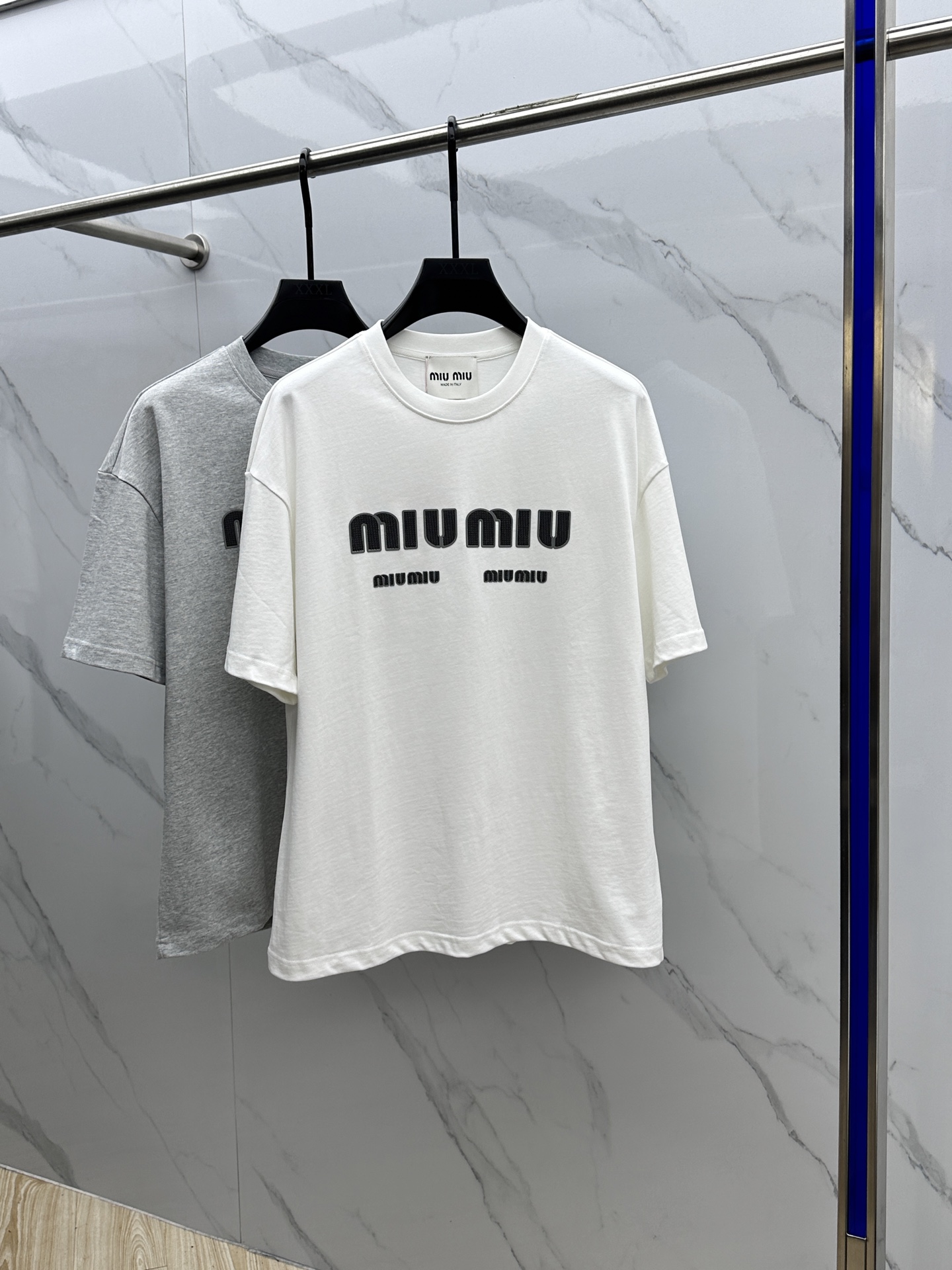 NO:127921,MIUMIU·Miao Miu Latest printed half-sleeved T-shirt·ribbed collar·cotton Selected zp fixed weaving and dyeing high-density pure cotton fabric, clear fabric pattern, soft and comfortable touch, three-dimensional pattern logo printing process, imported environmentally friendly glue, OS shoulder-loose style, complete three standards, same style for men and women ET. It is recommended to dry cleaning or wrap the back of the laundry bag, machine-wash and dry naturally with cold water alone!  S-XL, miumiu,tees,t-shirt,alexander wang19860909MIUMIU·缪缪 最新印花半袖T恤·罗纹衣领· 棉 精选zp定织定染高密度纯棉面料,布纹清晰 手感柔软舒适 立体图案logo印花工艺 进口环保胶浆 OS落肩宽松版型 三标齐全 男女同款 ET 洗涤方式建议干洗或包裹洗衣袋反面单独冷水快速机洗自然晾干！ 码数S-XL,,miumiu,tees，t-shirt,alexander wang,Men's clothing