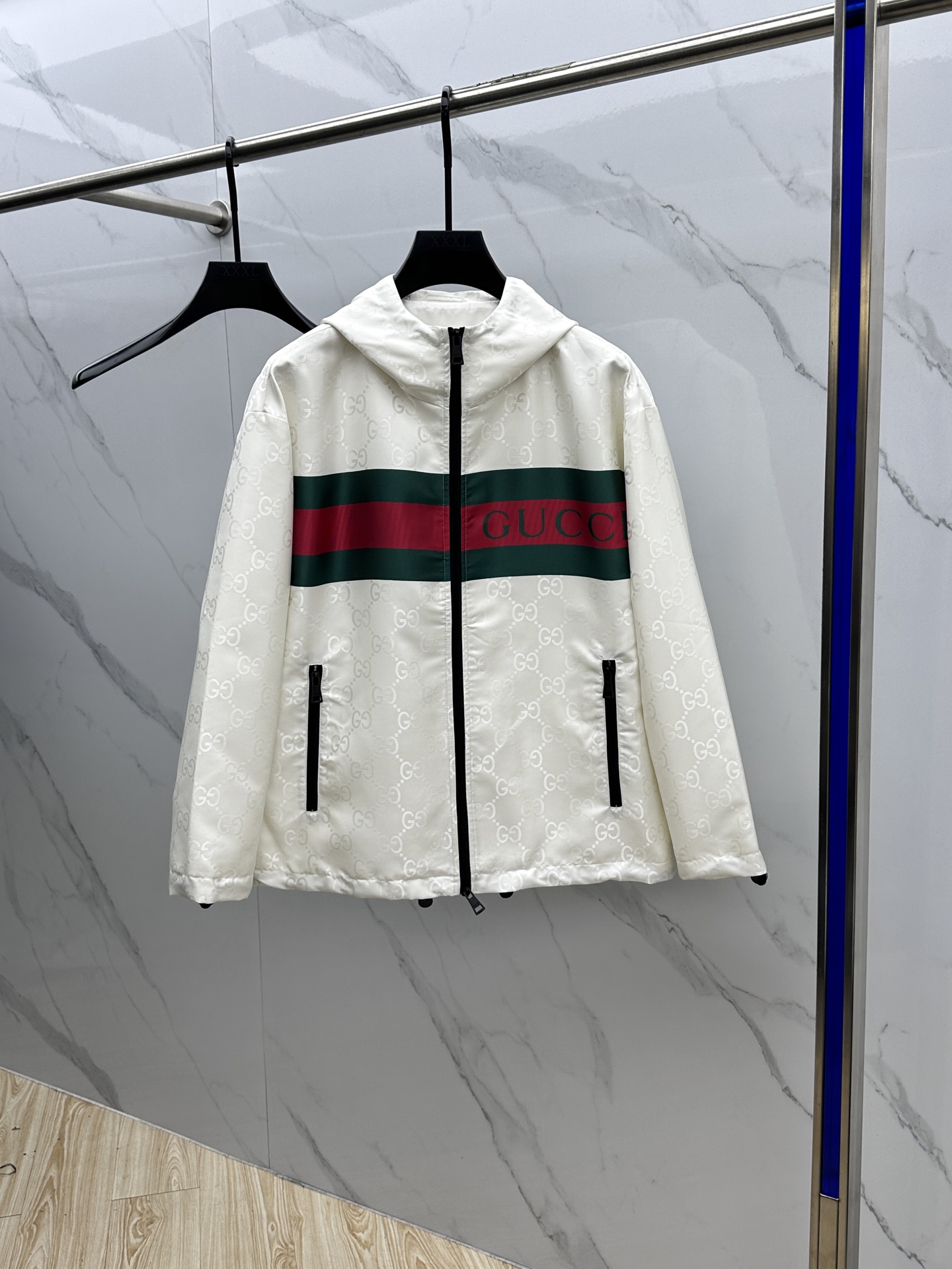 NO:127915,Gucci 2025 new men's jacket hooded (not removable) jacket, original single three-standard full high-end version!  Zipper style, double G jacquard high-quality counter fabric, breathable and comfortable, impeccable details, brand elements design concept, exquisite workmanship and complex craftsmanship, professional purchasing grade reflects high quality. The feel is delicate and soft!  It is casually cut, with a great upper body style!  HS original single production code M~XXXL, gucci,gucci,jackets & coats,jackets & coats,hats,alexander wang19860909Gucci·古驰 2025开秋新款男士夹克连帽（不可拆卸）外套,原单三标齐全高端版本！拉链款式 双G提花高定专柜面料 透气舒适度高,细节无可挑剔,品牌元素设计理念,做工考究工艺复杂,专业代购级体现高品质.手感细腻柔软！呈现休闲裁剪,上身版型超赞！ HS原单出品 码数M～XXXL,,gucci,gucci,jackets & coats,jackets & coats,hats,alexander wang,Men's clothing