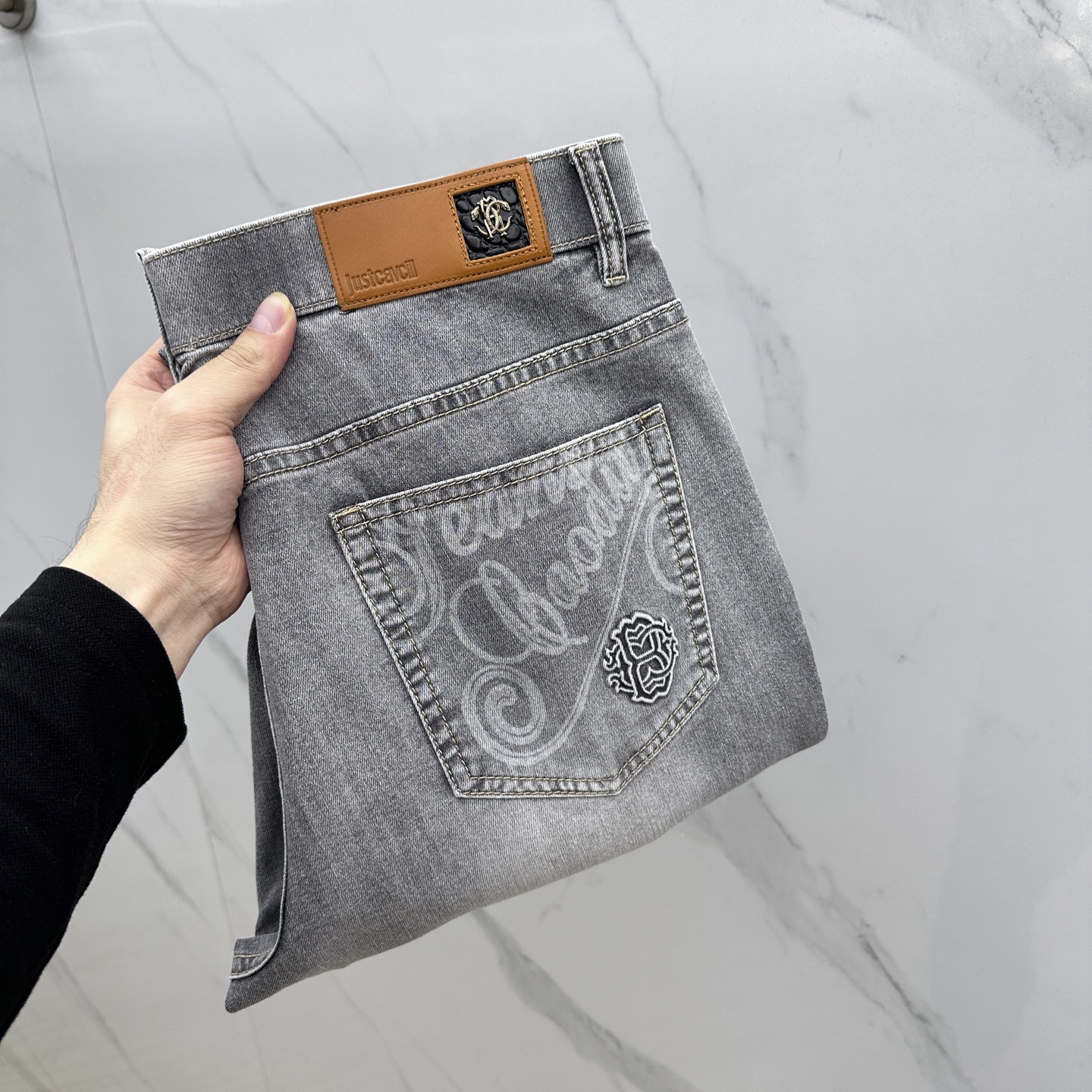 NO:127899,Cavalli, high-end customization, the latest jeans in early spring 2025, available at the counter, small straight-fitting style, imported color fixing fabric, original custom reproduction, customer-supplied hardware and auxiliary materials, original quality, heavy industry washing, fine workmanship and excellent upper body!  Preferred single product A11 original single product, number 29-38, 35 without 37, jeans, alexander wang19860909卡瓦利 高端定制、2025早春薄款最新款牛仔裤 柜台同步发售 小直筒版型,进口固色面料 原版定制复刻 客供五金辅料 原单品质 重工洗水 做工走线精细 上身绝佳！优选单品 A11原单出品 码数29-38有35无37,,jeans,alexander wang,Men's clothing