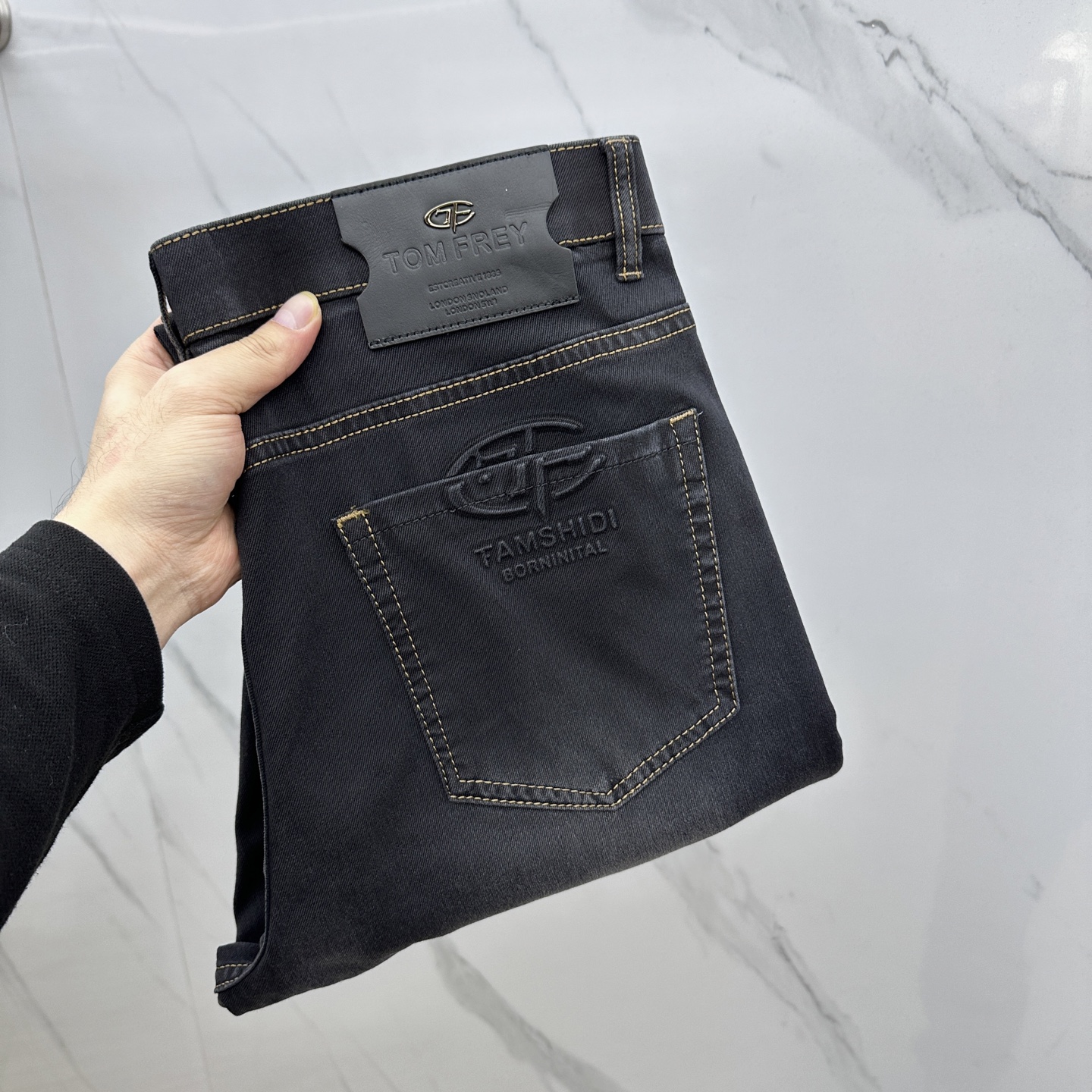 NO:127902,TF high-end customization, 2025 early spring thin jeans, released simultaneously on the counter, small straight-piece style, imported color fixing fabric, original custom reproduction, customer-supplied hardware and auxiliary materials, original quality, heavy industry washing, fine workmanship and excellent upper body!  Preferred single product A11 original single product, number 29-38, 35 without 37,,tom ford,jeans,alexander wang19860909TF 高端定制、2025早春薄款最新款牛仔裤 柜台同步发售 小直筒版型,进口固色面料 原版定制复刻 客供五金辅料 原单品质 重工洗水 做工走线精细 上身绝佳！优选单品 A11原单出品 码数29-38有35无37,,tom ford,jeans,alexander wang,Men's clothing