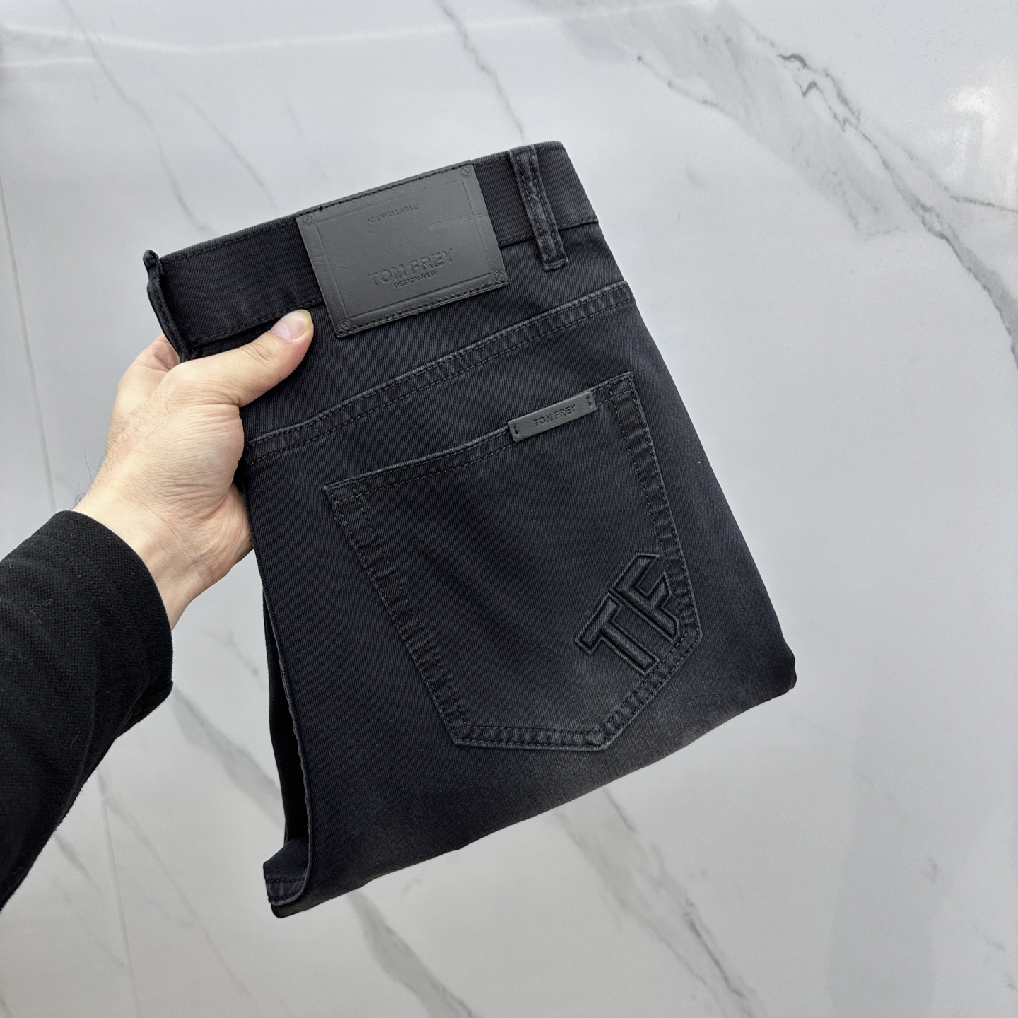 NO:127892,TF high-end customization, 2025 early spring thin jeans, released simultaneously on the counter, small straight-piece style, imported color fixing fabric, original custom reproduction, customer-supplied hardware and auxiliary materials, original quality, heavy industry washing, fine workmanship and excellent upper body!  Preferred single product A11 original single product, number 29-38, 35 without 37,,tom ford,jeans,alexander wang19860909TF 高端定制、2025早春薄款最新款牛仔裤 柜台同步发售 小直筒版型,进口固色面料 原版定制复刻 客供五金辅料 原单品质 重工洗水 做工走线精细 上身绝佳！优选单品 A11原单出品 码数29-38有35无37,,tom ford,jeans,alexander wang,Men's clothing