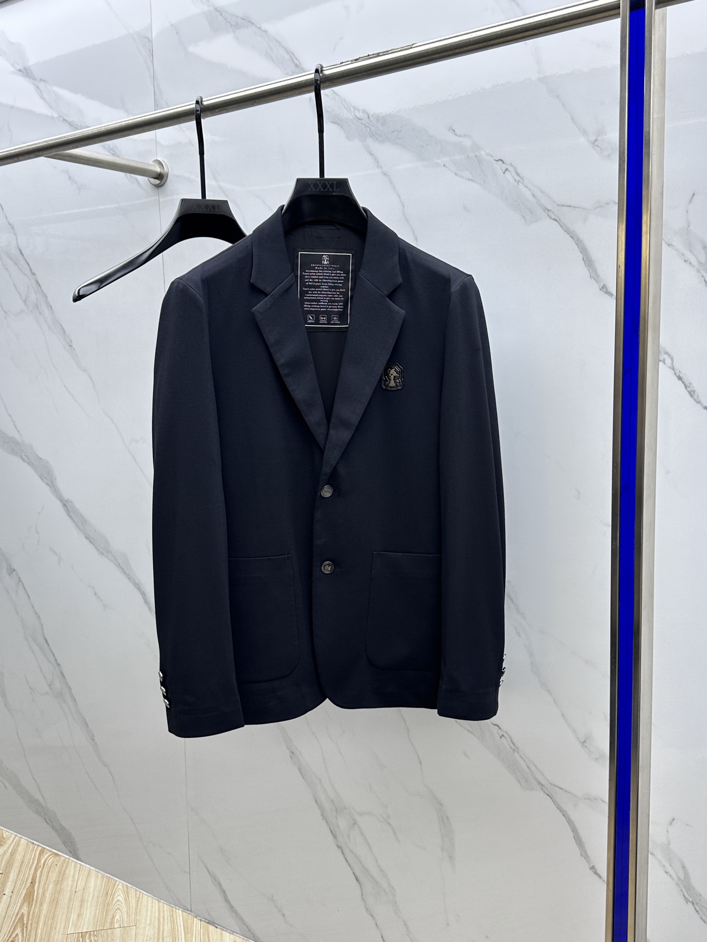 NO:127350,BC 2025 spring new men's jacket blazer, original single high-end version!  High-quality counter fabrics, breathable and comfortable, the brand logo on the chest, impeccable details, brand elements design concept, exquisite workmanship and complex craftsmanship, professional purchasing level reflects high quality. The feel is delicate and soft!  It is casually cut, with a great upper body style!  Hz original single production code number M~XXXL,,jackets & coats,jackets & coats,business suit,alexander wang19860909BC 2025春季新款男士夹克西装外套,原单高端版本！高定专柜面料 透气舒适度高,胸前品牌logo 细节无可挑剔,品牌元素设计理念,做工考究工艺复杂,专业代购级体现高品质.手感细腻柔软！呈现休闲裁剪,上身版型超赞！ Hz原单出品 码数M～XXXL,,jackets & coats,jackets & coats,business suit,alexander wang,Men's clothing