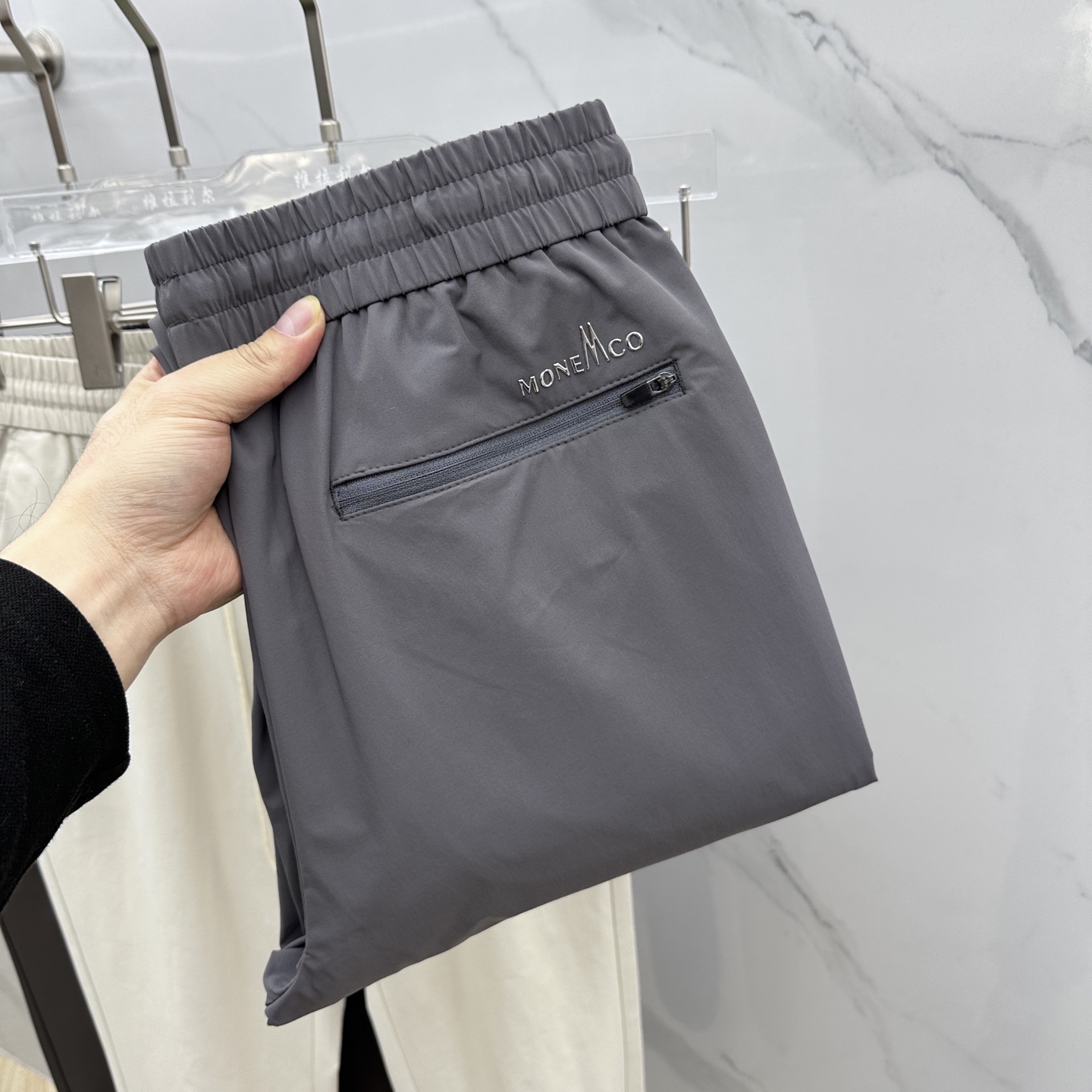 NO:145159,Moncler·Monker 2025 spring and summer new casual pants elastic quick-drying pants, released simultaneously on the official website, trouser body craft design, imported customer-supplied auxiliary materials, quick-drying fabric customization, flat-mouth trouser legs, and factory-produced without inspection!  Every detail is the ultimate, the original hardware accessories are trendy and stylish, and they are a must-have item for trendy people!  A11 yard count 29-38 has 35 no 37, christian louboutin, Moncler, alexander wang19860909Moncler·蒙口 2025春夏新品休闲裤松紧速干裤,官网同步发售,裤身工艺设计,进口客供辅料、速干面料定制,平口裤脚,代工厂出品免检！每个细节做到极致,原版五金配件,潮范十足、上身有型帅气,潮人必备单品！ A11码数29-38有35无37,,christian louboutin,Moncler,alexander wang,Men's clothing