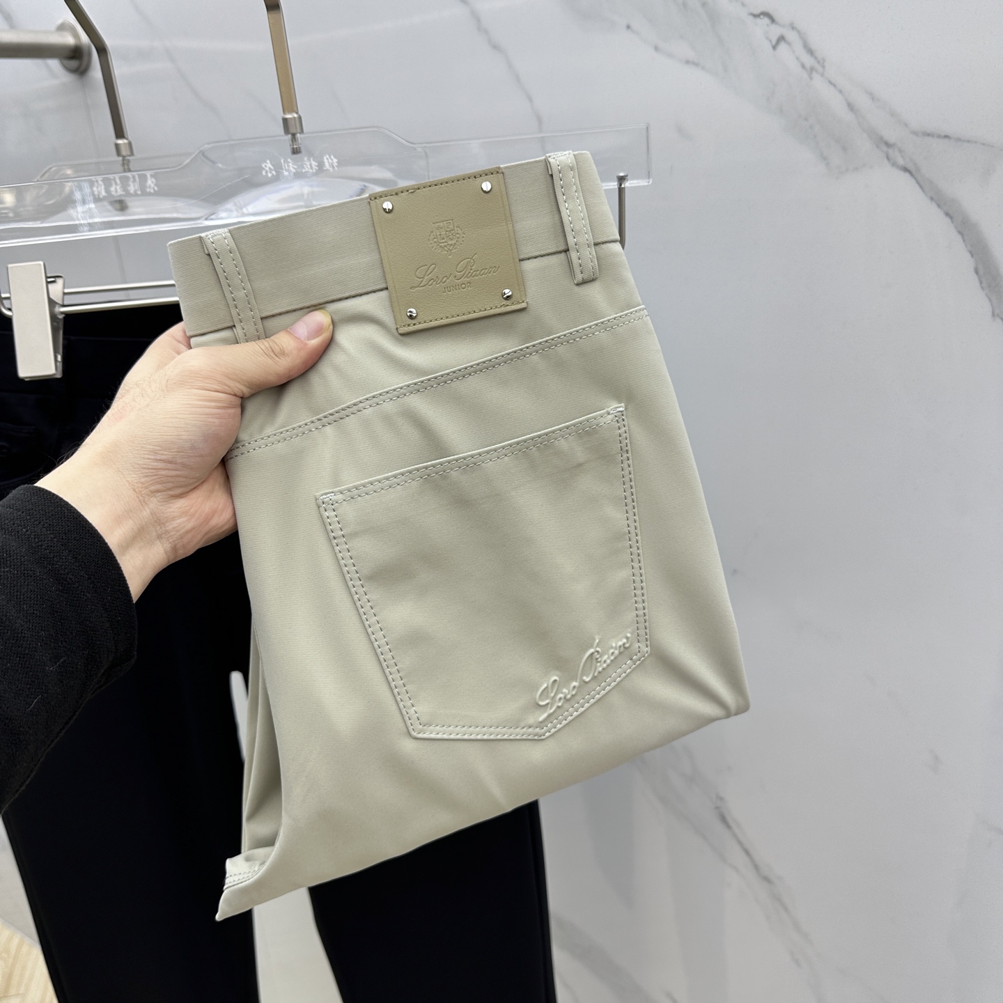 NO:476174,Anti-wrinkle LP, the new style of early summer original single classic five-bag casual pants, small straight-leg pants, super stylish, original single customized anti-wrinkle fabric, very good drape, super durable, original hardware auxiliary material mold opening!  Breathable and dry, long-lasting washing, no fading and deformation, trendy and versatile, original production of A11, number 29-38, 35 without 37, loro piana, alexander wang19860909抗皱LP 初夏新款原单经典五袋款休闲裤 小直筒裤型 超级有范,原单定制抗皱面料 垂感特好 极品超级耐看 原版五金辅料开模！透气干爽 久洗不褪色不变形 潮流百搭 A11原单出品 码数29-38有35无37,,loro piana,alexander wang,Men's clothing