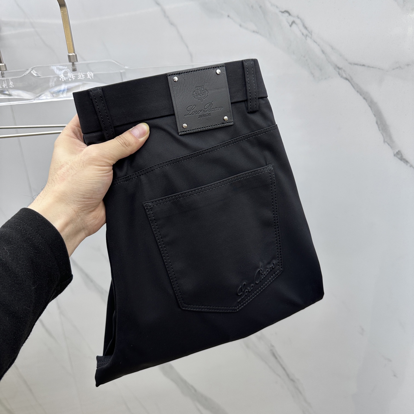 NO:426055,Anti-wrinkle LP, the new style of early summer original single classic five-bag casual pants, small straight-leg pants, super stylish, original single customized anti-wrinkle fabric, very good drape, super durable, original hardware auxiliary material mold opening!  Breathable and dry, long-lasting washing, no fading and deformation, trendy and versatile, original production of A11, number 29-38, 35 without 37, loro piana, alexander wang19860909抗皱LP 初夏新款原单经典五袋款休闲裤 小直筒裤型 超级有范,原单定制抗皱面料 垂感特好 极品超级耐看 原版五金辅料开模！透气干爽 久洗不褪色不变形 潮流百搭 A11原单出品 码数29-38有35无37,,loro piana,alexander wang,Men's clothing