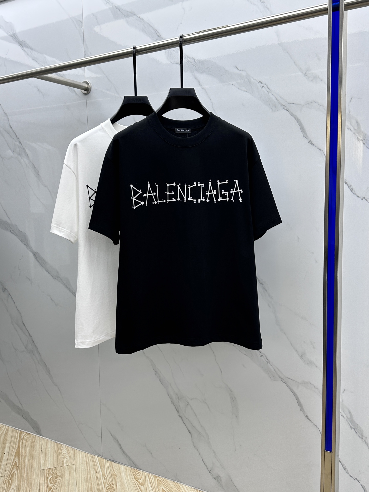 PZY Balenciaga·巴黎世家 FW春夏新品圆领打底外穿T恤，立体感logo常规半袖纯棉打底T恤，棉，手感面糯有骨感，柔而有韧性。工艺处理，韧性和抗皱性能得到大幅度提高。剪裁很到位，胸前logo字母压印工艺，辨识度极高。三标齐全，单穿打底必备单品。\n男女同款 码数：s-xxl