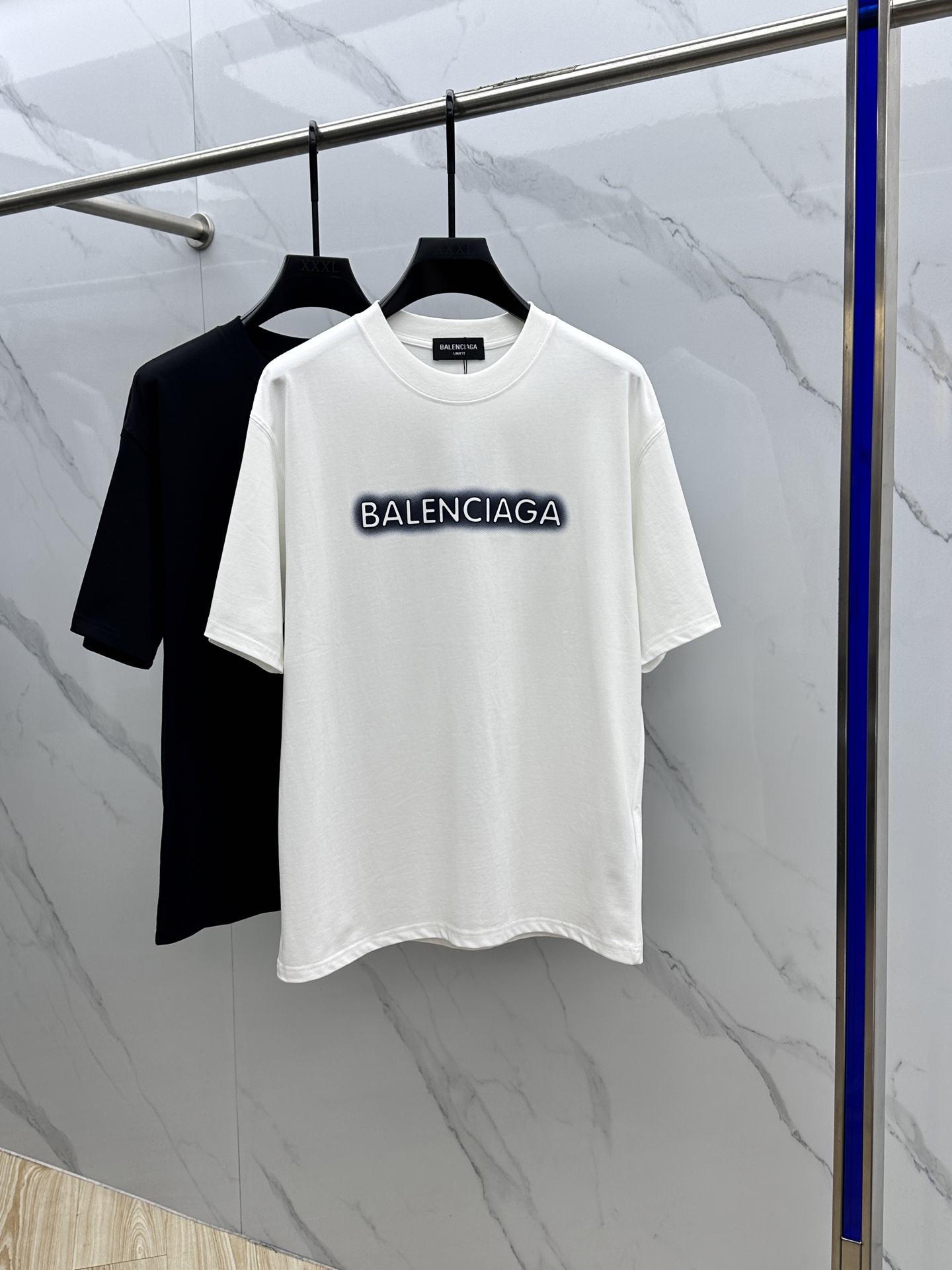 PZE Balenciaga·巴黎世家 FW春夏新品圆领打底外穿T恤，立体感logo常规半袖纯棉打底T恤，棉，手感面糯有骨感，柔而有韧性。工艺处理，韧性和抗皱性能得到大幅度提高。微廓形剪裁很到位，胸前logo字母印花装饰，辨识度极高。三标齐全，单穿打底必备单品。\n男女同款xh 码数：M-XXXL