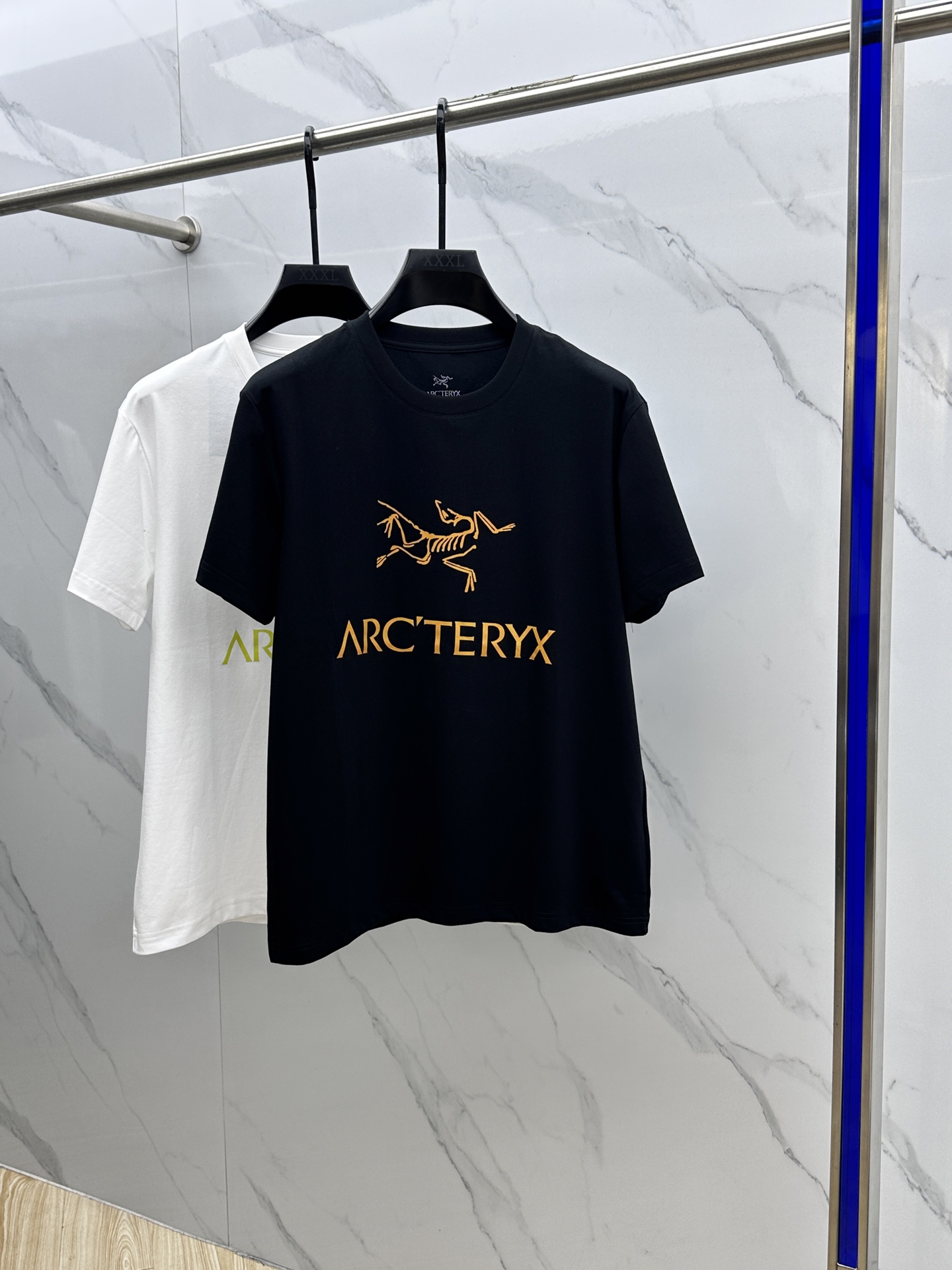 NO:161174,ARC*Architecture Bird 2025FW spring and summer new round neck base-outdoor T-shirt, three-dimensional logo conventional half-sleeved cotton base T-shirt, cotton, feel glutinous and skin-skinned, soft and tough. Processing, toughness and wrinkle resistance have been greatly improved. The micro-contour tailoring is very well-placed, and the chest logo printing process is extremely recognizable. The three standards are complete, and the single-wear base must be necessary. The same model for men and women xh, code number L-4XL, arc'teryx,tees, t-shirt,alexander wang19860909ARC*始祖鸟 2025FW春夏新品圆领打底外穿T恤,立体感logo常规半袖纯棉打底T恤,棉,手感面糯有骨感,柔而有韧性.工艺处理,韧性和抗皱性能得到大幅度提高.微廓形剪裁很到位,胸前logo印花工艺,辨识度极高.三标齐全,单穿打底必备单品. 男女同款xh 码数L-4XL,arc'teryx,tees，t-shirt,alexander wang,Men's clothing