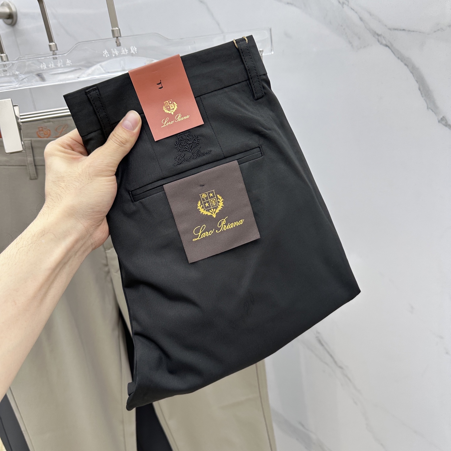 NO:161185,LP 0 new spring and summer casual trousers, released simultaneously on the official website, trouser body craft design, imported customer-supplied auxiliary materials, and OEM products are free of inspection!  Every detail is the ultimate, the original hardware accessories are trendy and stylish, and they are a must-have item for trendy people!  Original AX production!  Number of codes 30-40 has 35 no 37. 39, loro piana, alexander wang19860909LP 0春夏新品休闲裤西裤,官网同步发售,裤身工艺设计,进口客供辅料,代工厂出品免检！每个细节做到极致,原版五金配件,潮范十足、上身有型帅气,潮人必备单品！ AX原单出品！ 码数30-40有35无37. 39,,loro piana,alexander wang,Men's clothing