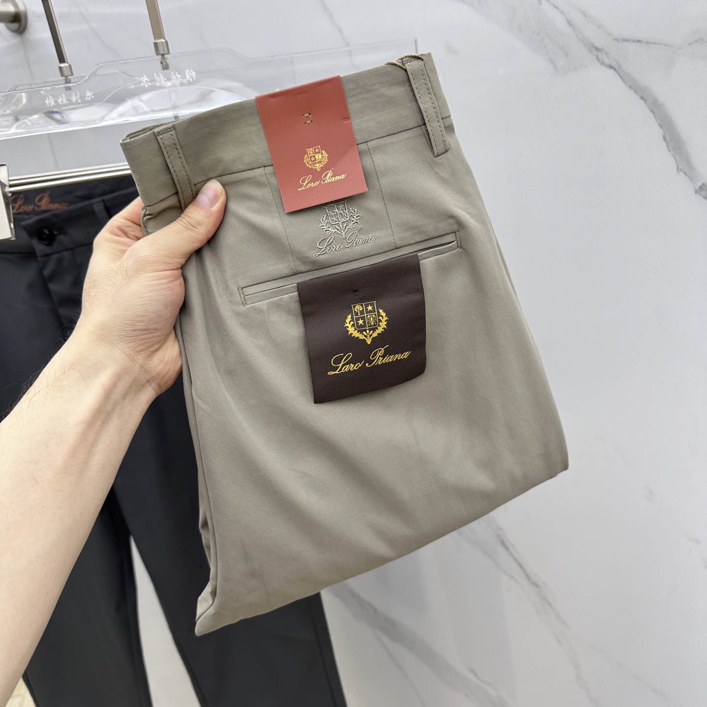 NO:162527,LP 0 new spring and summer casual trousers, released simultaneously on the official website, trouser body craft design, imported customer-supplied auxiliary materials, and OEM products are free of inspection!  Every detail is the ultimate, the original hardware accessories are trendy and stylish, and they are a must-have item for trendy people!  Original AX production!  Number of codes 30-40 has 35 no 37. 39, loro piana, alexander wang19860909LP 0春夏新品休闲裤西裤,官网同步发售,裤身工艺设计,进口客供辅料,代工厂出品免检！每个细节做到极致,原版五金配件,潮范十足、上身有型帅气,潮人必备单品！ AX原单出品！ 码数30-40有35无37. 39,,loro piana,alexander wang,Men's clothing