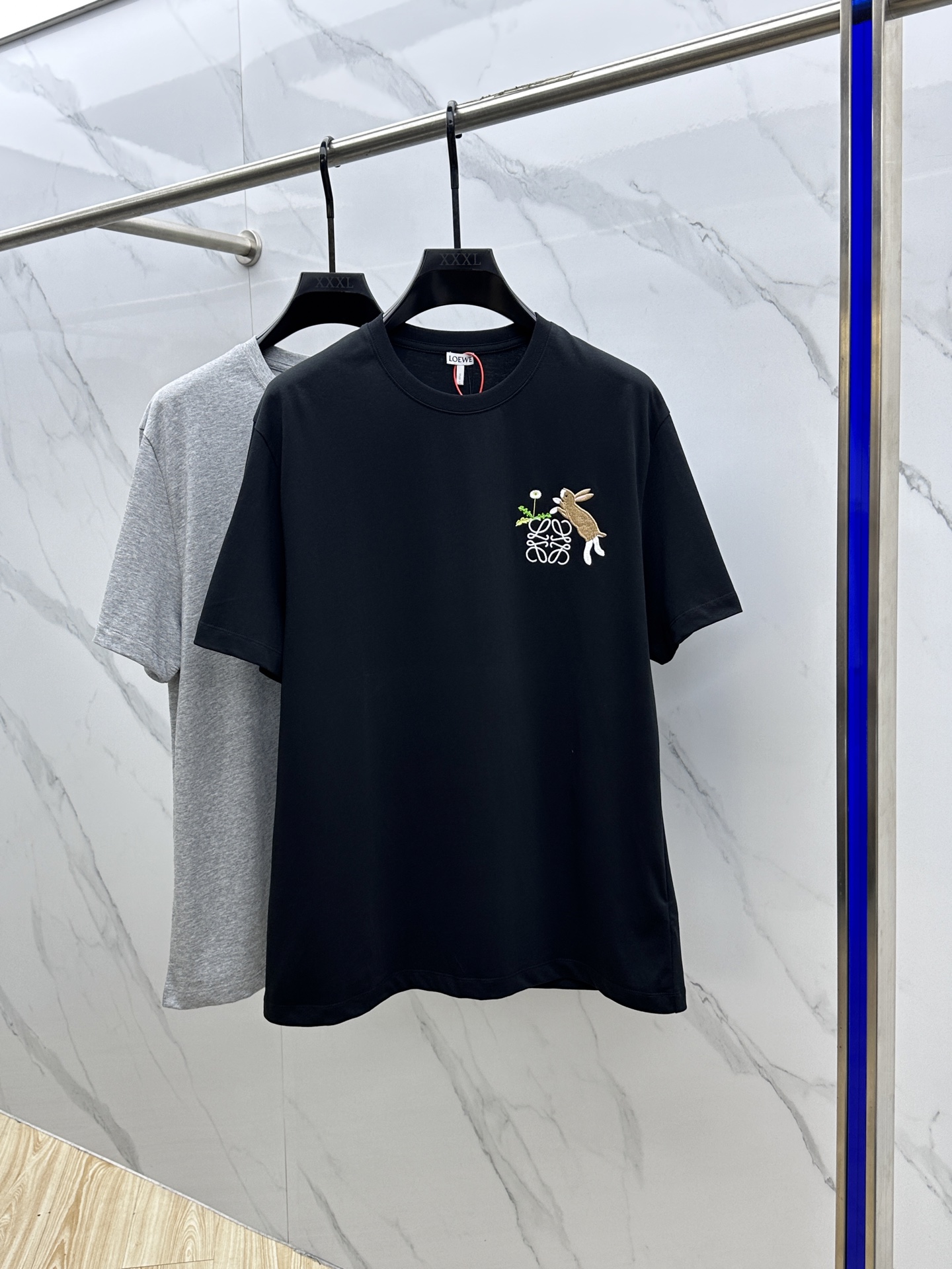 NO:133053,LOEWE · Luo Yiwei 2025FW spring and summer new round neck base-outdoor T-shirt, three-dimensional logo conventional half-sleeved cotton base T-shirt, cotton, feel glutinous and skin-skinned, soft and tough. The process, toughness and wrinkle resistance have been greatly improved. The micro-contour tailoring is very well-equipped, and the chest logo embroidery process is extremely recognizable. The three standards are complete, and the single-wear base must be necessary. The same model for men and women xh, digit S-XL,,loewe,loewe,tees, t-shirt,alexander wang19860909LOEWE·罗意威 2025FW春夏新品圆领打底外穿T恤,立体感logo常规半袖纯棉打底T恤,棉,手感面糯有骨感,柔而有韧性.工艺处理,韧性和抗皱性能得到大幅度提高.微廓形剪裁很到位,胸前logo刺绣工艺,辨识度极高.三标齐全,单穿打底必备单品. 男女同款xh 码数S-XL,,loewe,loewe,tees，t-shirt,alexander wang,Men's clothing