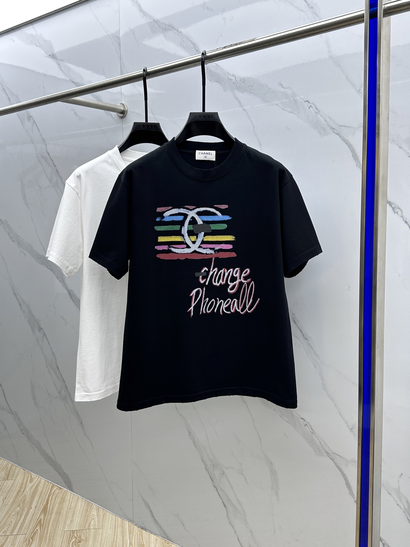 NO:133052,CHANEL · Chanel 2025FW spring and summer new round neck base T-shirt, three-dimensional logo conventional half-sleeved cotton base T-shirt, cotton, feel glutinous and skin-skinned, soft and tough. The process, toughness and wrinkle resistance have been greatly improved. The micro-contour tailoring is very good, the chest logo graffiti technology is extremely recognizable. The three standards are complete, and the single-wear base must be necessary. The same model for men and women, the same size as the hei, the number of numbers XS-L,, chanel, chanel, tees, t-shirt, alexander wang19860909CHANEL·香奈儿 2025FW春夏新品圆领打底外穿T恤,立体感logo常规半袖纯棉打底T恤,棉,手感面糯有骨感,柔而有韧性.工艺处理,韧性和抗皱性能得到大幅度提高.微廓形剪裁很到位,胸前logo涂鸦工艺,辨识度极高.三标齐全,单穿打底必备单品. 男女同款hei 码数XS-L,,chanel,chanel,tees，t-shirt,alexander wang,Men's clothing