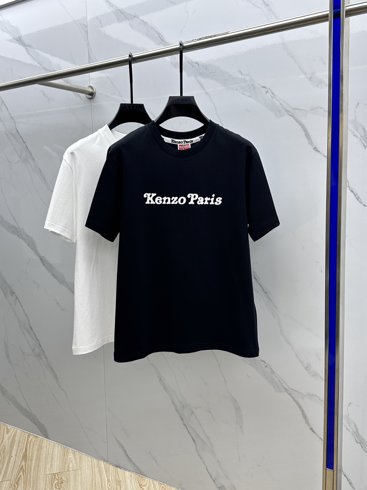 NO:133055,Kenzo · Gao Xian Tian San 2025FW spring and summer new round neck base-outdoor T-shirt, three-dimensional logo conventional half-sleeved cotton base T-shirt, cotton, feel glutinous and skin-skinned, soft and tough. The process, toughness and wrinkle resistance have been greatly improved. The micro-contour tailoring is very well-equipped, and the chest logo printing process is extremely recognizable. The three standards are complete, and the single-wear base must be necessary. The same model for men and women, hei, M-XXXL,,tees, t-shirt, alexander wang19860909Kenzo·高贤田三 2025FW春夏新品圆领打底外穿T恤,立体感logo常规半袖纯棉打底T恤,棉,手感面糯有骨感,柔而有韧性.工艺处理,韧性和抗皱性能得到大幅度提高.微廓形剪裁很到位,胸前logo印花工艺,辨识度极高.三标齐全,单穿打底必备单品. 男女同款hei 码数M-XXXL,,tees，t-shirt,alexander wang,Men's clothing