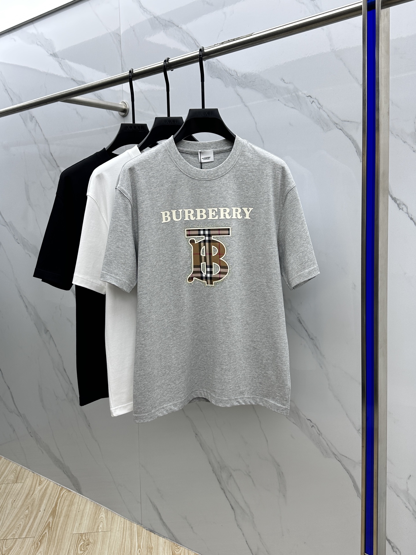 NO:133047,BURBERRY·Burberry 2025FW spring and summer new round neck base-outdoor T-shirt, three-dimensional logo micro-contour half-sleeved active pure cotton base T-shirt, cotton, feel glutinous and skin-skinned, soft and tough. Processing, toughness and wrinkle resistance have been greatly improved. The micro-contour tailoring is very well-equipped, and the chest logo logo is highly recognizable. The three-standard logo is complete, and the single-skin base must be used. The same model for men and women, S-XXXL, burberry, burberry, tees, t-shirt, alexander wang19860909BURBERRY·巴宝莉 2025FW春夏新品圆领打底外穿T恤,立体感logo微廓形半袖 活性纯棉打底T恤,棉,手感面糯有骨感,柔而有韧性.工艺处理,韧性和抗皱性能得到大幅度提高.微廓形剪裁很到位,胸前logo标识压胶工艺,辨识度极高.三标齐全,单穿打底必备单品. 男女同款hei 码数S-XXXL,,burberry,burberry,tees，t-shirt,alexander wang,Men's clothing