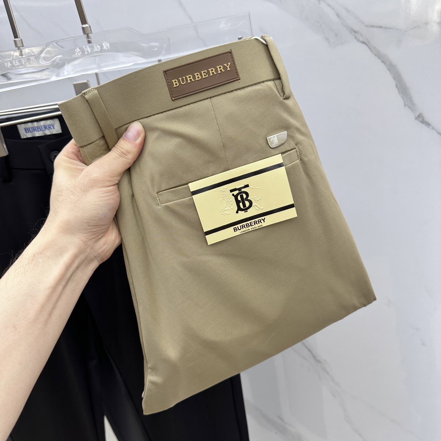 NO:145166,Burberry · Burberry 2025 spring and summer new casual trousers, released simultaneously on the official website, trouser body craft design, imported customer-supplied auxiliary materials, fabric customization, and OEM products are free of inspection!  Every detail is the ultimate, the original hardware accessories are trendy and stylish, and they are a must-have item for trendy people!  Original AX production!  30-40, there are 35 or no 37. 39, burberry, burberry, alexander wang19860909Burberry·巴宝莉 2025春夏新品休闲裤西裤,官网同步发售,裤身工艺设计,进口客供辅料、面料定制,代工厂出品免检！每个细节做到极致,原版五金配件,潮范十足、上身有型帅气,潮人必备单品！ AX原单出品！ 码数30-40有35无37. 39,,burberry,burberry,alexander wang,Men's clothing