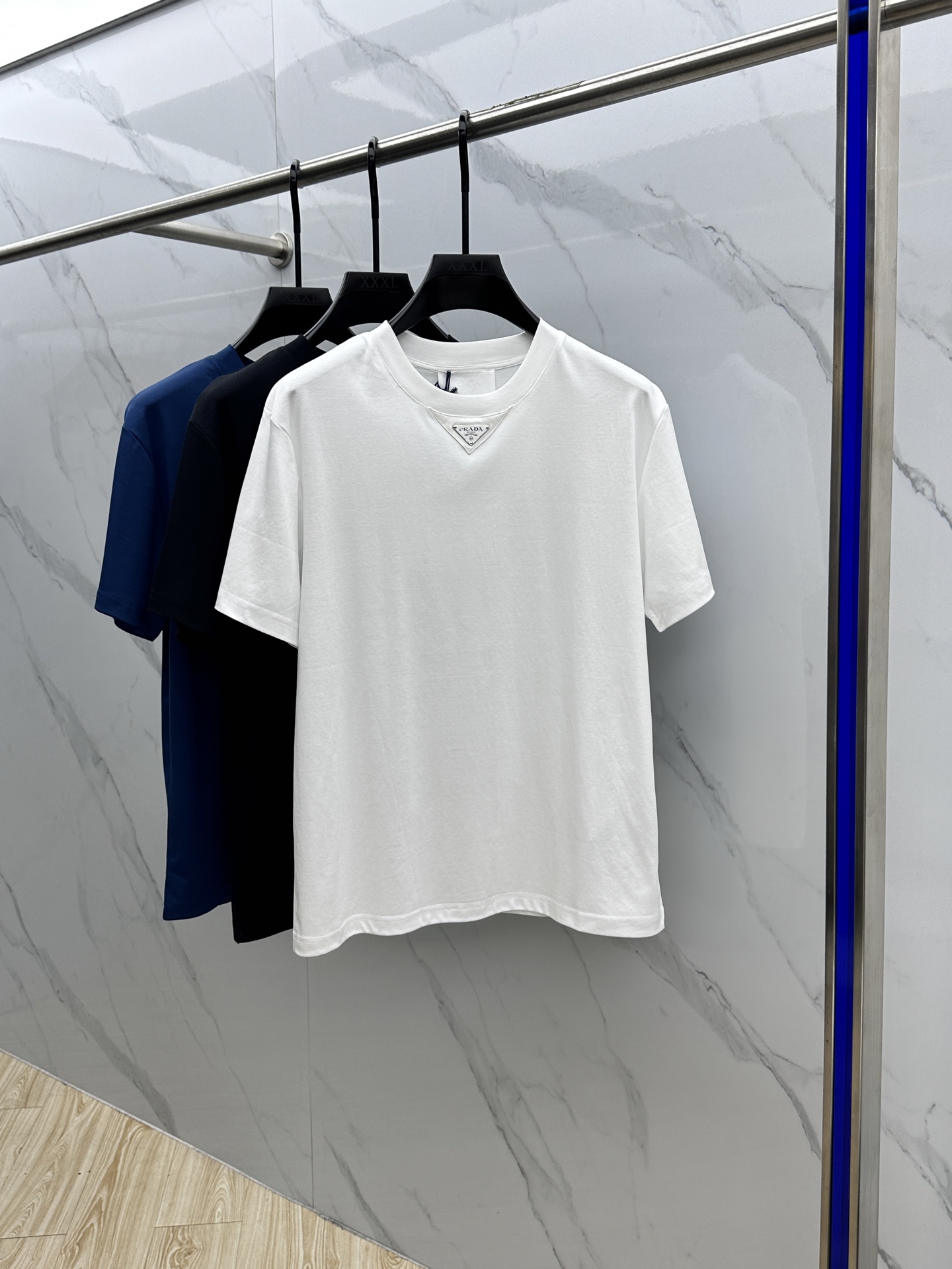 NO:133070,PRADA ·Prada 2025 spring and summer new first-time counter latest short-sleeved round-neck T-shirt, high-end customization, avant-garde and fashionable design!  Brand logo heavy craft design, high-end customized mercerated long cotton fabric, soft feel, comfortable to wear, exquisite counter-level car line, fine workmanship, invincible and handsome upper body effect!  A must-have item for handsome men!  Hei original single production code number M-3XL, prada, prada, T-shirt, tees, t-shirt, alexander wang19860909PRADA·普拉达 2025春夏新款首发专柜最新款短袖圆领T恤 高端订制 设计前卫时尚！品牌logo重工艺设计 高端定制丝光长绒棉面料.手感柔软.穿着舒适.专柜级别精致车线.做工精细.上身效果无敌帅气！型男必备单品！ hei原单出品 码数M-3XL,,prada,prada,T-shirt,tees，t-shirt,alexander wang,Men's clothing