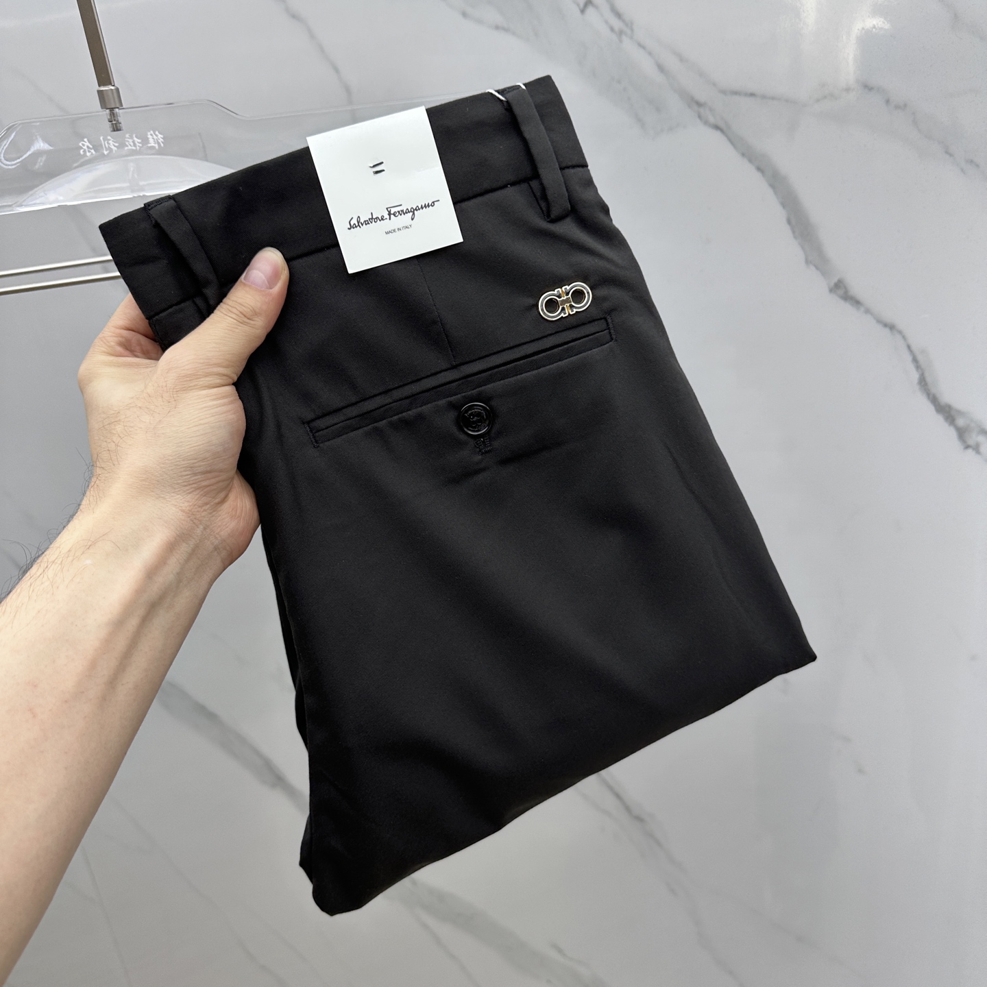 NO:145174,Ferragamo 2025 spring and summer new casual pants and trousers, released simultaneously on the official website, trouser body craft design, imported customer-supplied auxiliary materials, fabric customization, and OEM products are free of inspection!  Every detail is the ultimate, the original hardware accessories are trendy and stylish, and they are a must-have item for trendy people!  Original AX production!  Number of codes 30-40 has 35 no 37. 39, ferragamo, ferragamo, alexander wang19860909Ferragamo·菲拉格慕 2025春夏新品休闲裤西裤,官网同步发售,裤身工艺设计,进口客供辅料、面料定制,代工厂出品免检！每个细节做到极致,原版五金配件,潮范十足、上身有型帅气,潮人必备单品！ AX原单出品！ 码数30-40有35无37. 39,,ferragamo,ferragamo,alexander wang,Men's clothing