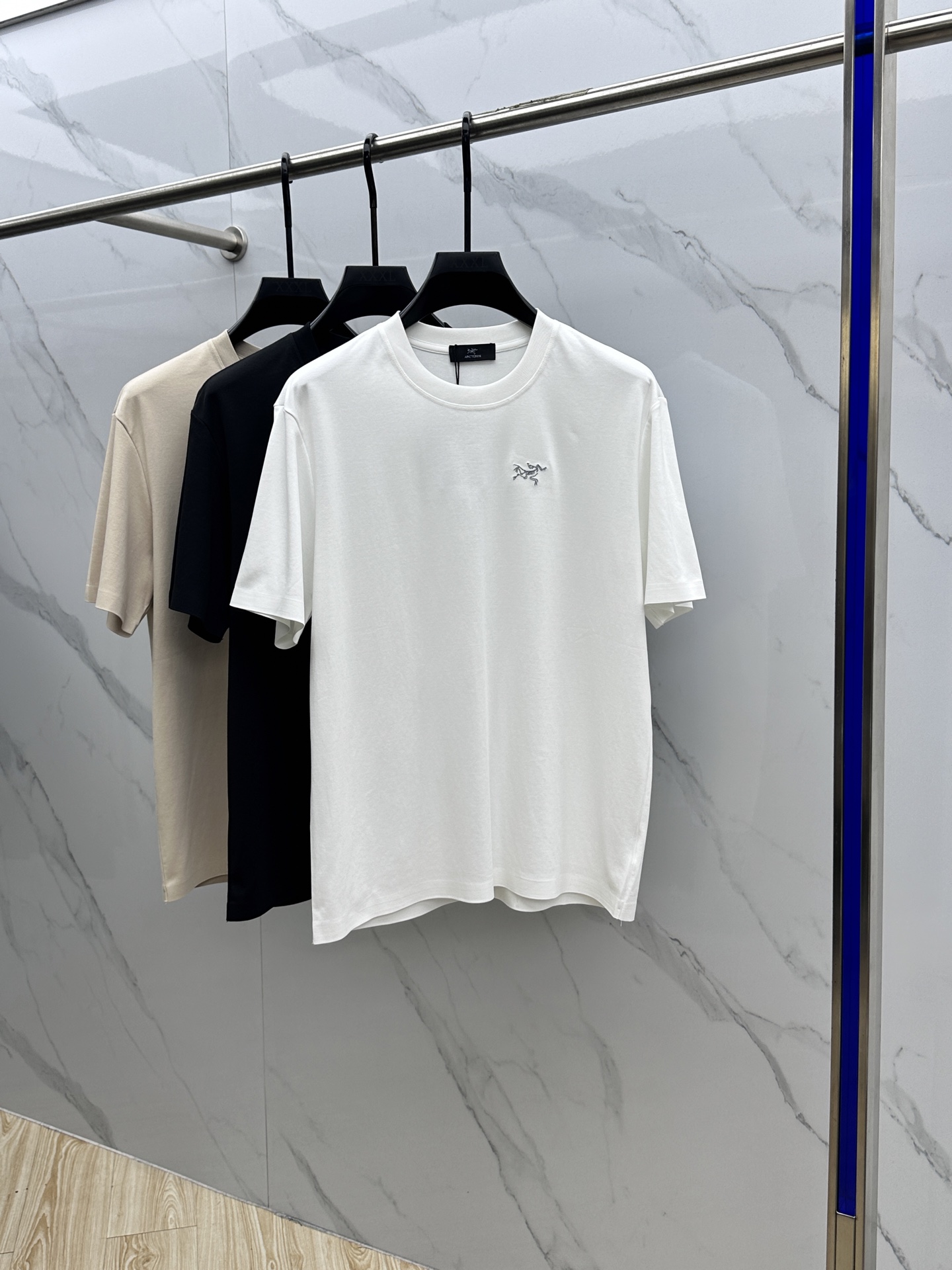 NO:134758,ARC*Architecture Bird 2025FW spring and summer new round neck base-fitting T-shirt, three-dimensional logo conventional half-sleeved cotton base T-shirt, soft and tough. Process processing, toughness and wrinkle resistance have been greatly improved. Cut in place, chest cuff logo embroidery technology, seamless integrated technology. Very high recognition. Complete three standards, a must-have for single-wear base. Men and women's same model xh number L-4XL, arc'teryx,tees, t-shirt,alexander wang19860909ARC*始祖鸟 2025FW春夏新品圆领打底外穿T恤,立体感logo常规半袖纯棉打底T恤,柔软而有韧性.工艺处理,韧性和抗皱性能得到大幅度提高.剪裁到位,胸前袖口logo刺绣工艺,无缝一体工艺.辨识度极高.三标齐全,单穿打底必备单品. 男女同款xh 码数L-4XL,arc'teryx,tees，t-shirt,alexander wang,Men's clothing