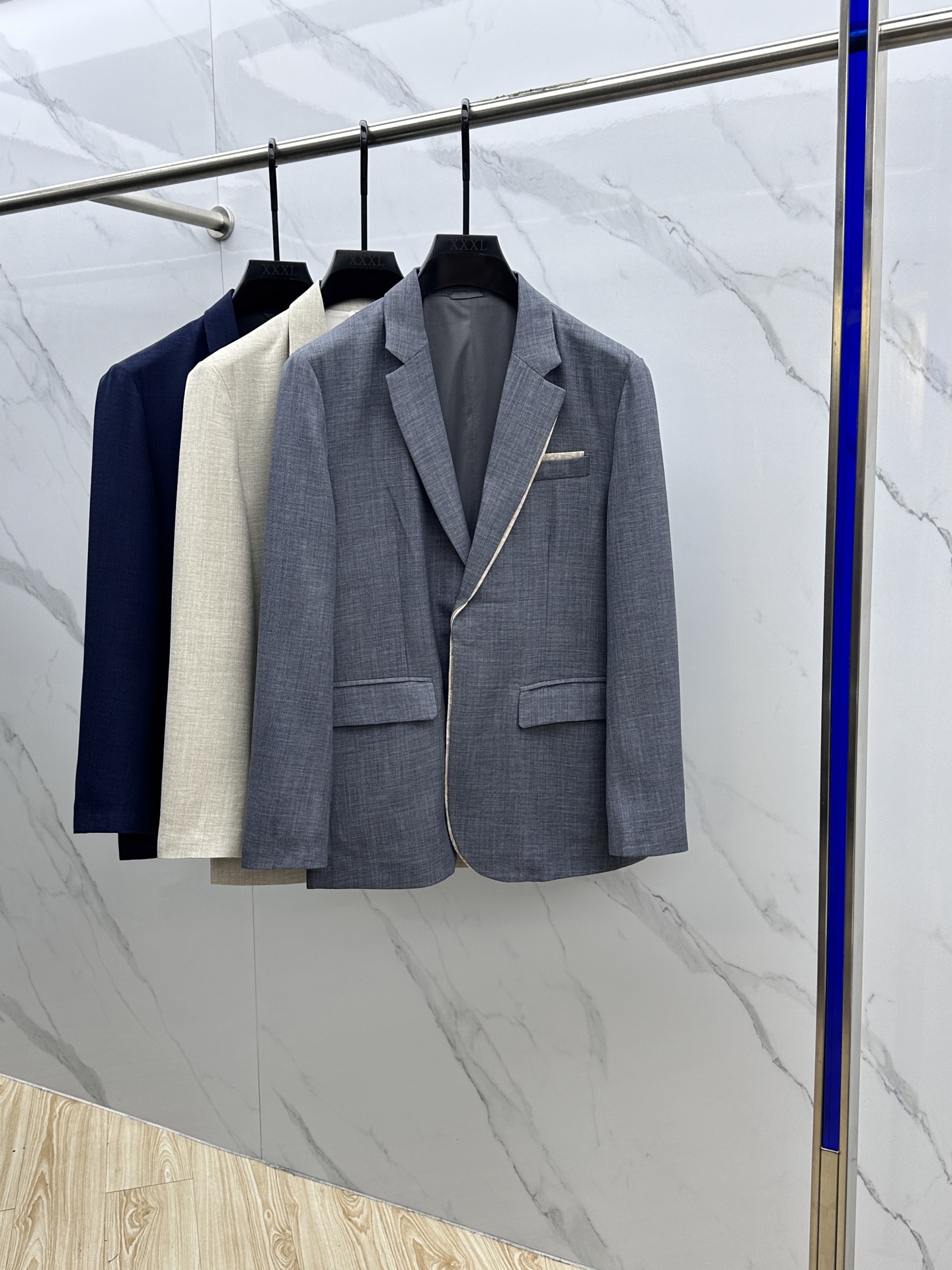 NO:133071,Christian Dior 2025 spring new men's jacket blazer, original single high-end version of folded collar!  High-quality counter fabrics are breathable and comfortable, brand logos have impeccable details, brand elements design concept, exquisite workmanship and complex craftsmanship, professional purchasing grades reflect high quality. The feel is delicate and soft!  It is casually cut, with a great upper body style!  Hz original single production code M~XXXL,,dior,dior,jackets & coats,jackets & coats,business suit,alexander wang19860909Christian Dior·迪奥 2025春季新款男士夹克西装外套,叠领原单高端版本！高定专柜面料 透气舒适度高,品牌logo 细节无可挑剔,品牌元素设计理念,做工考究工艺复杂,专业代购级体现高品质.手感细腻柔软！呈现休闲裁剪,上身版型超赞！ Hz原单出品 码数M～XXXL,,dior,dior,jackets & coats,jackets & coats,business suit,alexander wang,Men's clothing