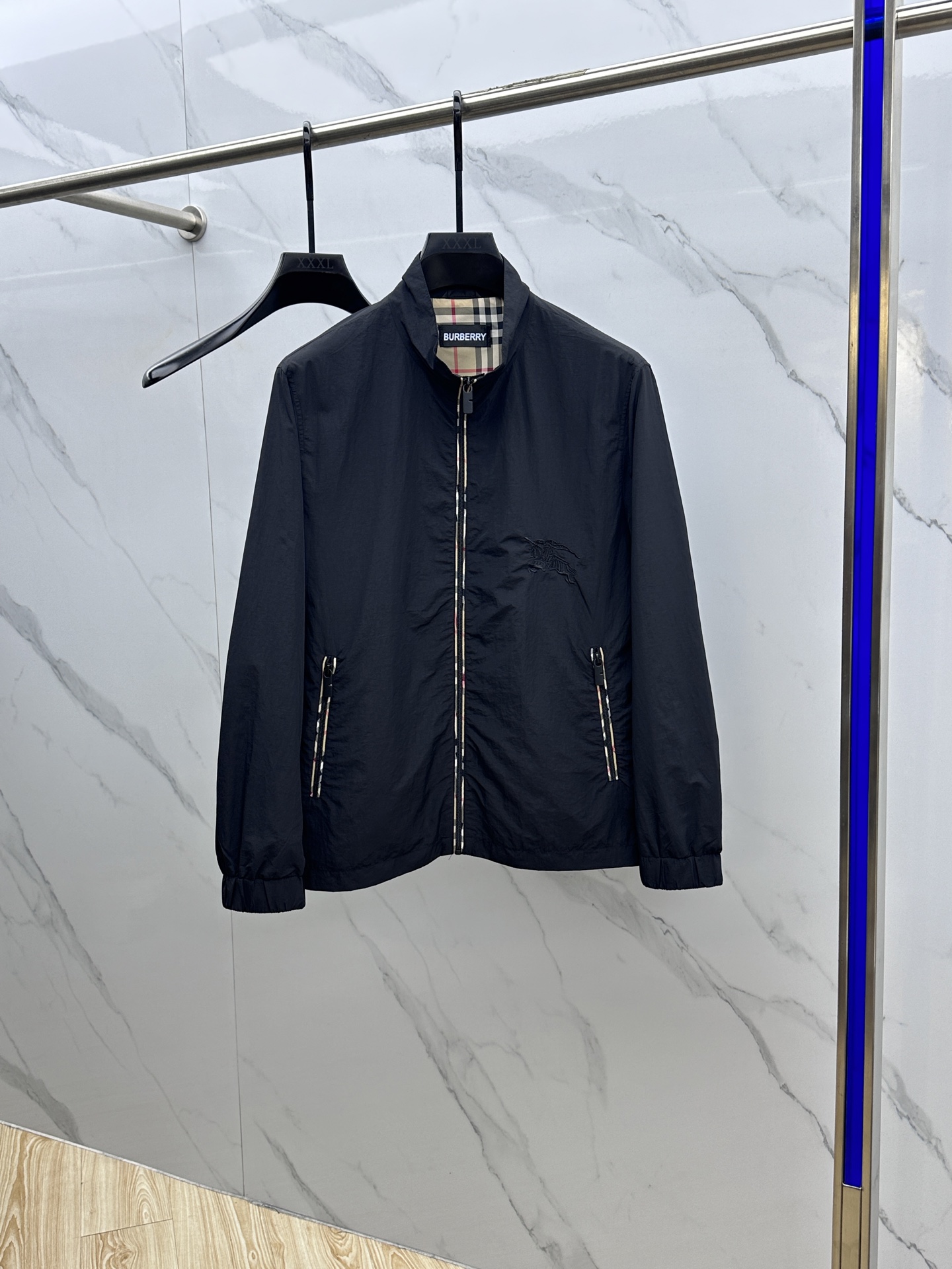 NO:134769,BURBERRY·Burberry New men's stand-up collar jacket in the spring, the original three-standard high-end version!  The style of high-quality counter fabric is breathable and comfortable, the details are impeccable, the brand element design concept, exquisite workmanship and complex craftsmanship, and the professional purchasing level reflects high quality. The feel is delicate, and the upper body style is excellent!  Hz original single production code M~XXXL, burberry, burberry, jackets & coats, jackets & coats, alexander wang19860909BURBERRY·巴宝莉 开春新款男士立领夹克外套,原单三标齐全高端版本！款式高定专柜面料 透气舒适度高,细节无可挑剔,品牌元素设计理念,做工考究工艺复杂,专业代购级体现高品质.手感细腻,呈现休闲裁剪,上身版型超赞！ Hz原单出品 码数M～XXXL,,burberry,burberry,jackets & coats,jackets & coats,alexander wang,Men's clothing