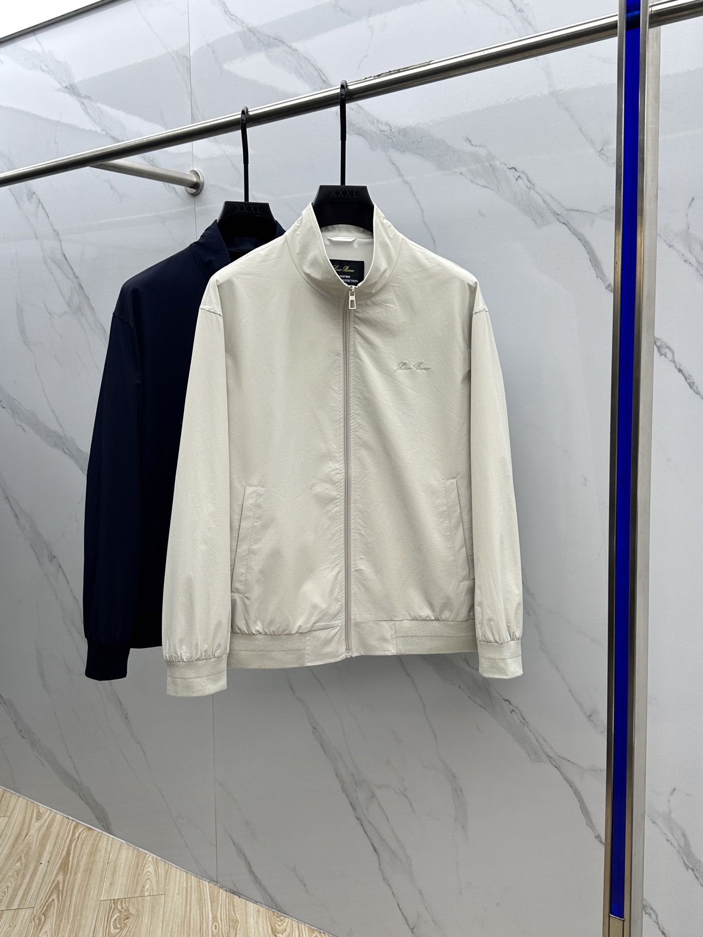 NO:134767,LP New men's stand-up collar jacket for spring, original single three-standard high-end version!  The style of high-quality counter fabric is breathable and comfortable, the details are impeccable, the brand element design concept, exquisite workmanship and complex craftsmanship, and the professional purchasing level reflects high quality. The feel is delicate, and the upper body style is excellent!  Hz original single production code M~XXXL, loro piana, jackets & coats, jackets & coats, alexander wang19860909LP 开春新款男士立领夹克外套,原单三标齐全高端版本！款式高定专柜面料 透气舒适度高,细节无可挑剔,品牌元素设计理念,做工考究工艺复杂,专业代购级体现高品质.手感细腻,呈现休闲裁剪,上身版型超赞！ Hz原单出品 码数M～XXXL,,loro piana,jackets & coats,jackets & coats,alexander wang,Men's clothing