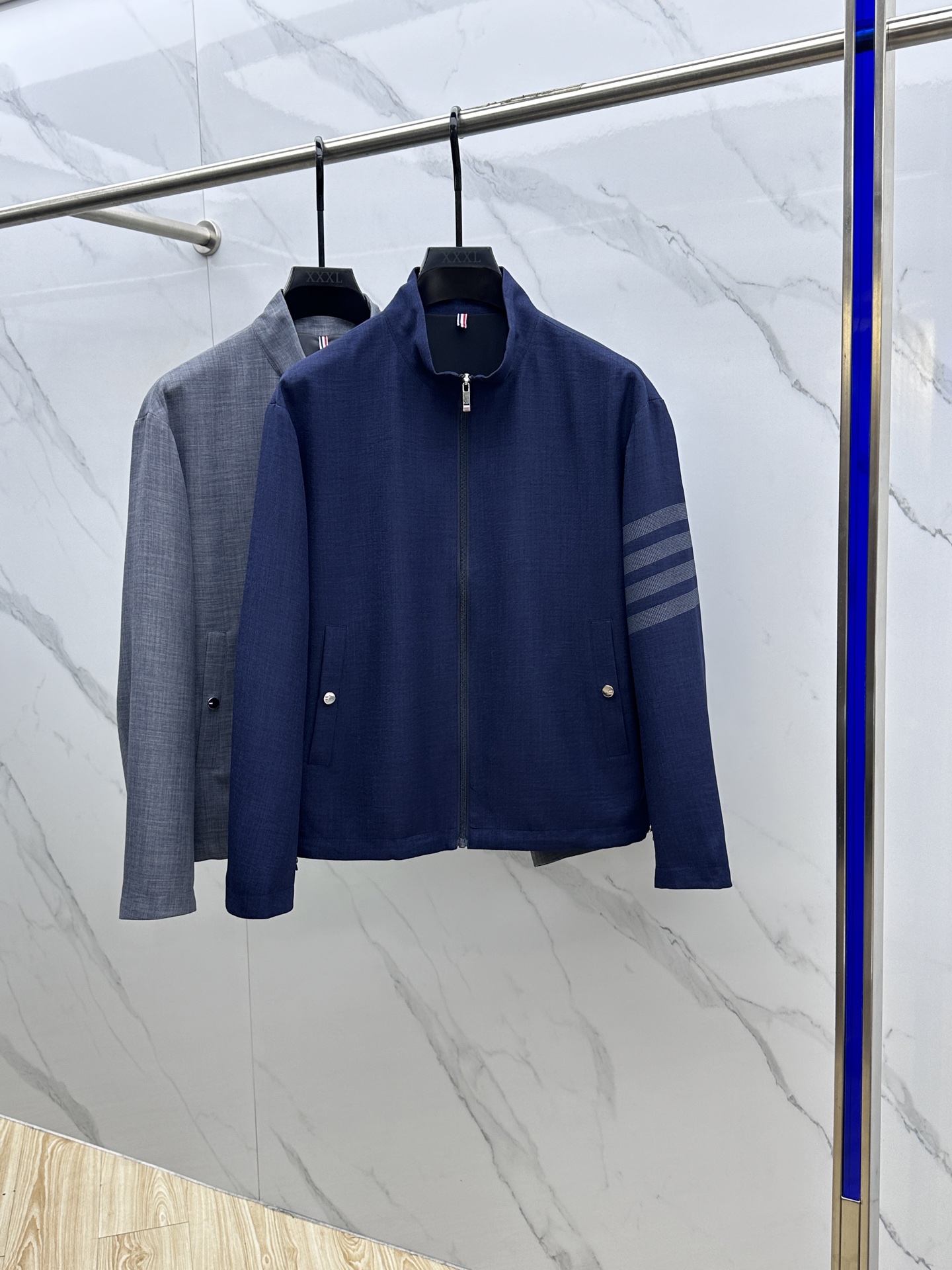 NO:134762,TB Tom 2025 Spring New Men's Standing Collar Jacket Jacket, original single three-standard full high-end version!  The style of high-quality counter fabric is breathable and comfortable, the details are impeccable, the brand element design concept, exquisite workmanship and complex craftsmanship, and the professional purchasing level reflects high quality. The feel is delicate, and the upper body style is excellent!  Hz original single production code M~XXXL,,jackets & coats,jackets & coats,alexander wang19860909TB·汤姆 2025开春新款男士立领夹克外套,原单三标齐全高端版本！款式高定专柜面料 透气舒适度高,细节无可挑剔,品牌元素设计理念,做工考究工艺复杂,专业代购级体现高品质.手感细腻,呈现休闲裁剪,上身版型超赞！ Hz原单出品 码数M～XXXL,,jackets & coats,jackets & coats,alexander wang,Men's clothing