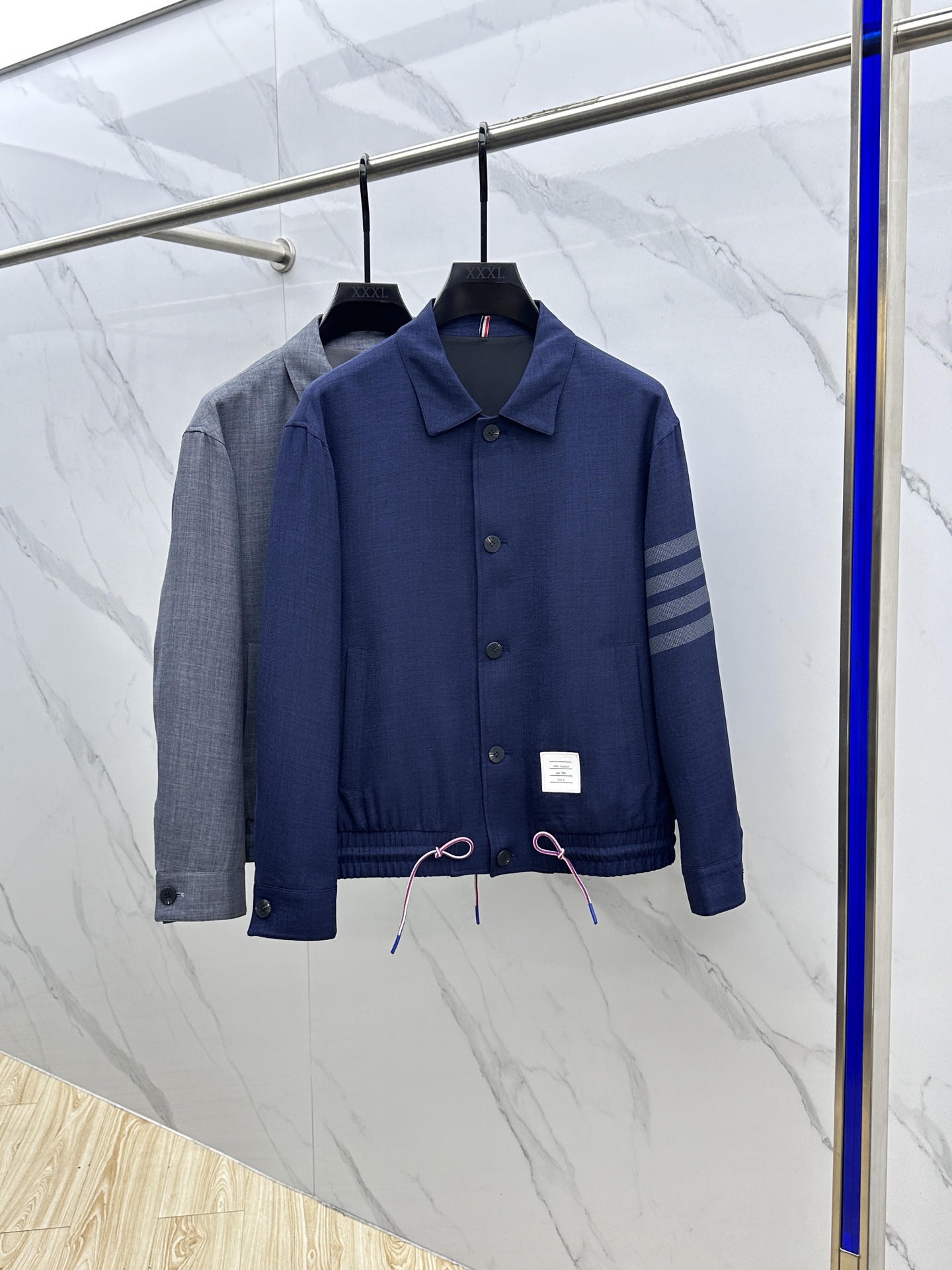 NO:134759,TB Tom 2025 Spring New Men's Stand-Langed Lapel Jacket Jacket, original single three-standard full high-end version!  The style of high-quality counter fabric is breathable and comfortable, the details are impeccable, the brand element design concept, exquisite workmanship and complex craftsmanship, and the professional purchasing level reflects high quality. The feel is delicate, and the upper body style is excellent!  Hz original single production code M~XXXL,,jackets & coats,jackets & coats,alexander wang19860909TB·汤姆 2025开春新款男士立领翻领夹克外套,原单三标齐全高端版本！款式高定专柜面料 透气舒适度高,细节无可挑剔,品牌元素设计理念,做工考究工艺复杂,专业代购级体现高品质.手感细腻,呈现休闲裁剪,上身版型超赞！ Hz原单出品 码数M～XXXL,,jackets & coats,jackets & coats,alexander wang,Men's clothing