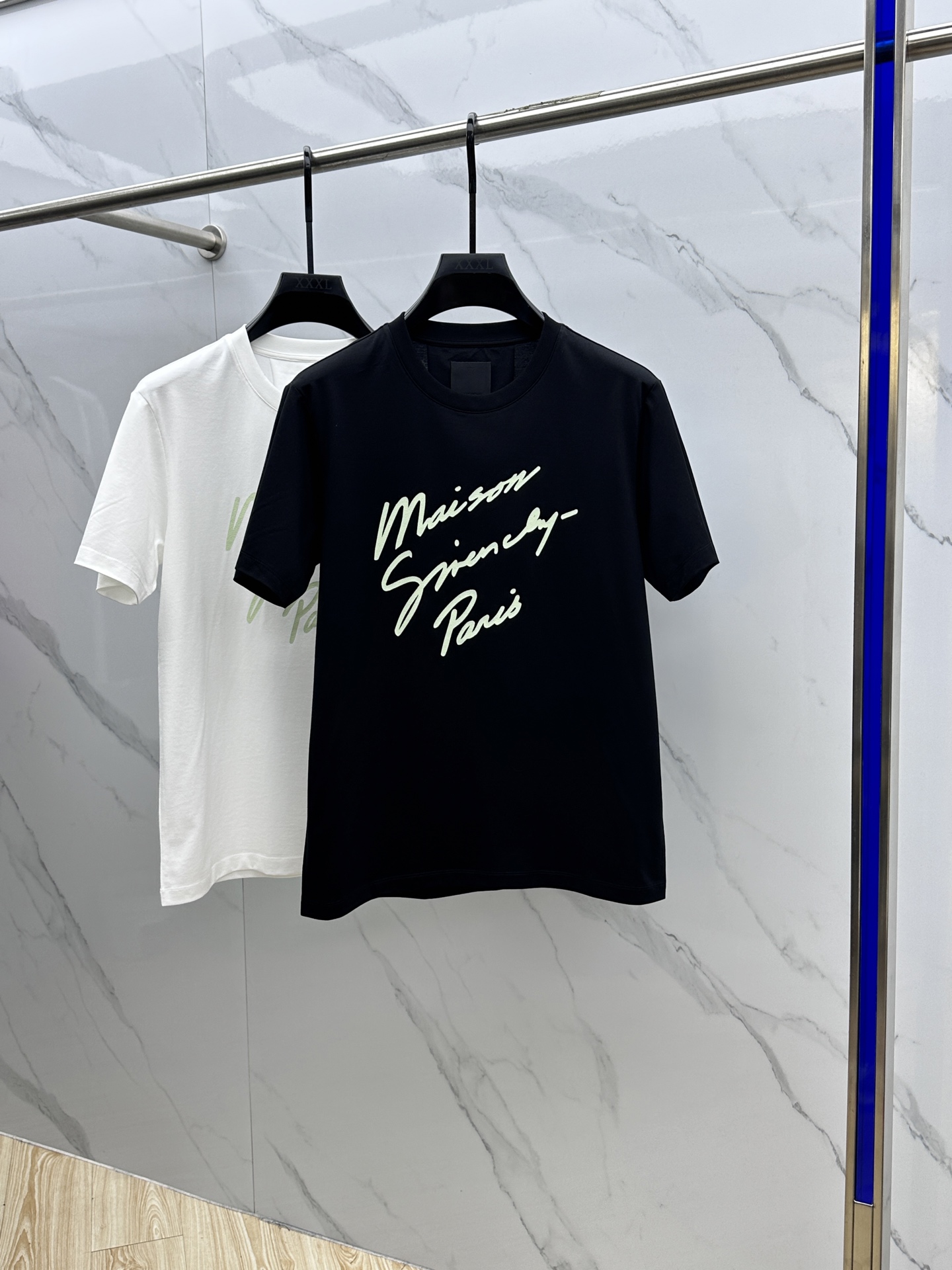 NO:159754,Givenchy Givenchy 2025 spring and summer new artistic print short-sleeved, high-version, counter synchronization!  Very recognizable and super textured!  Layered base is very blogger-like, low-key and tasteful, original fabric, mercerized cotton fabric, soft and comfortable upper body, not picking age or body, full of fashionable feeling, super versatile and beautiful, a must-have for everyone, tag collar, washing wheat, complete three-standard A20 original size Size M-3XL, given, given, given, T-shirt, alexander wang19860909Givenchy·纪梵希 2025春夏新款艺术字印花短袖,高版本,专柜同步！很有辨识度,超级有质感！叠穿打底就很有博主范儿了 ,低调有品位 ,原版面料 ,丝光棉面料,上身柔软舒适,不挑年龄不挑身材时尚感爆棚,质感超强时尚又个性 ,超级百搭好看的一款 ,人手必备款吊牌领标 水洗麦,三标齐全 A20原版出品 尺码M-3XL,,givenchy,givenchy,T-shirt,alexander wang,Men's clothing