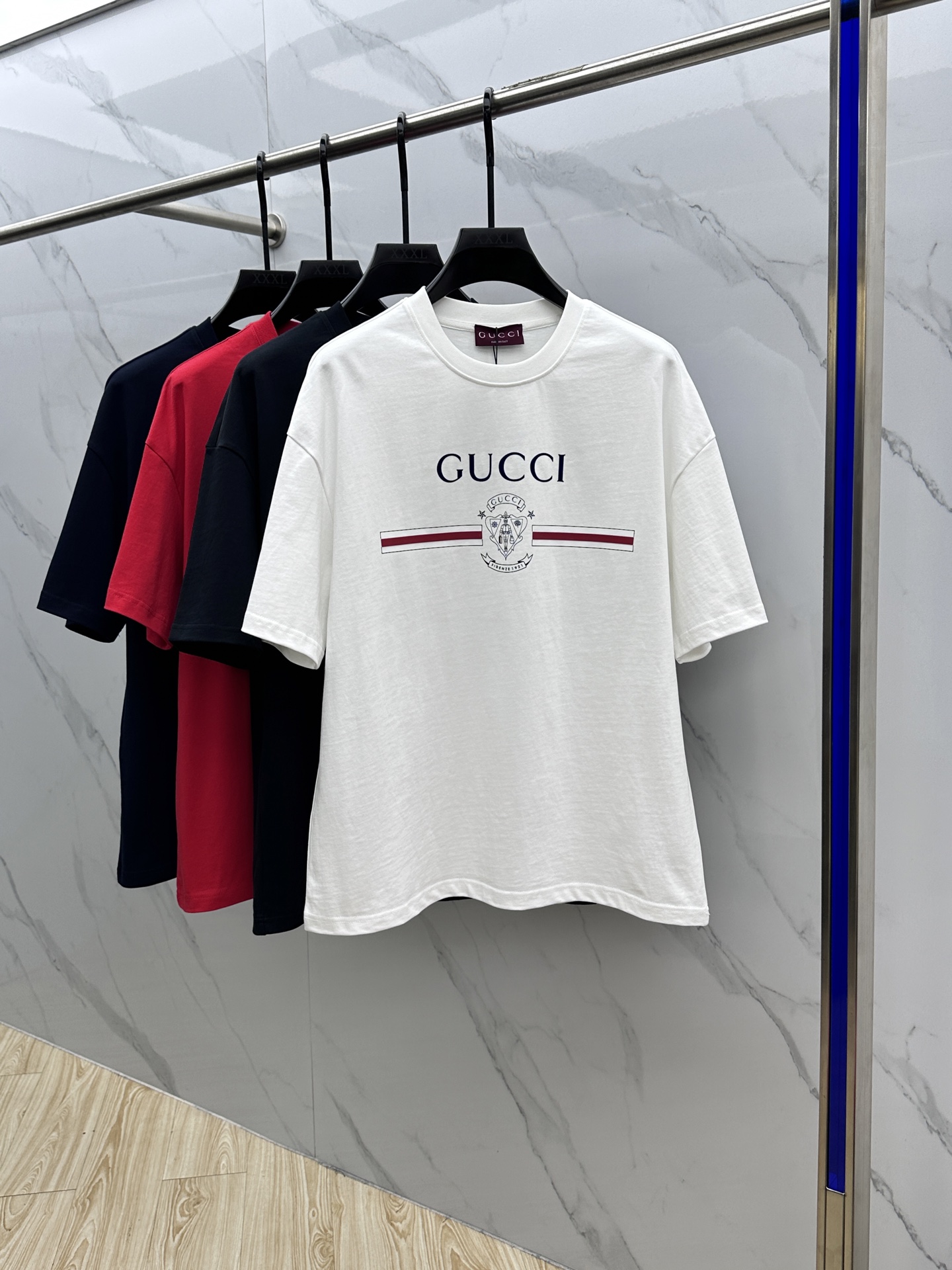 NO:457142,Gucci · Gucci 2025FW spring and summer new round neck bottoming T-shirt, three-dimensional logo micro-contour half-sleeved, active cotton base T-shirt, cotton, glutinous and skin-skinned, soft and tough. Processing, toughness and wrinkle resistance have been greatly improved. The micro-contour cut is very well-equipped, and the three-dimensional printed logo on the chest logo is extremely recognizable. The three-standard logo is complete, and the single-skinned base must be used. Men and women's same ET ET code S-XL, gucci,gucci,tees, t-shirt, alexander wang19860909Gucci·古驰 2025FW春夏新品圆领打底外穿T恤,立体感logo微廓形半袖,活性纯棉打底T恤,棉,手感面糯有骨感,柔而有韧性.工艺处理,韧性和抗皱性能得到大幅度提高.微廓形剪裁很到位,胸前logo立体印花标识.辨识度极高.三标齐全,单穿打底必备单品. 男女同款ET 码数S-XL,,gucci,gucci,tees，t-shirt,alexander wang,Men's clothing