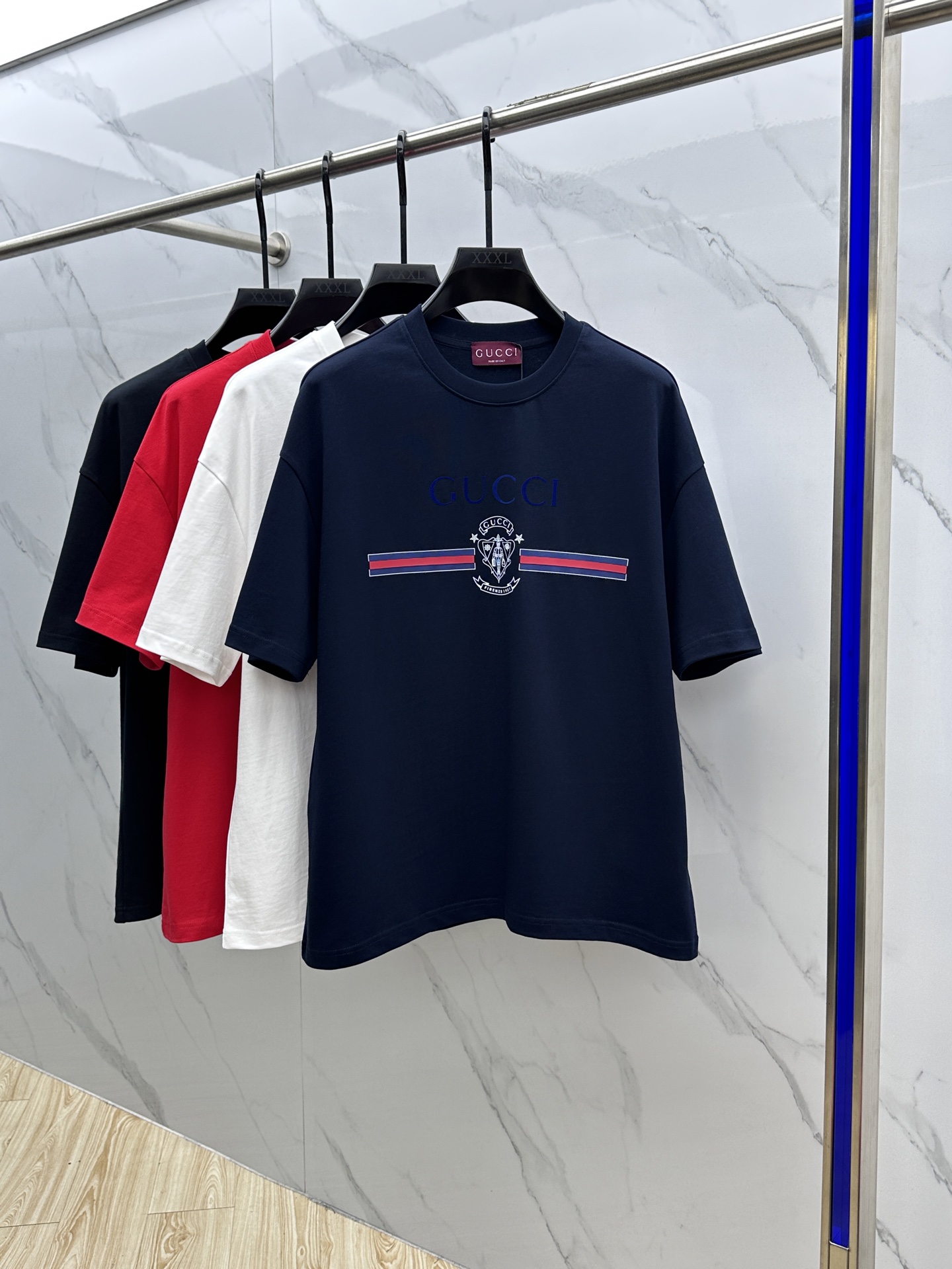 NO:149940,Gucci · Gucci 2025FW spring and summer new round neck bottoming T-shirt, three-dimensional logo micro-contour half-sleeved, active cotton base T-shirt, cotton, glutinous and skin-skinned, soft and tough. Processing, toughness and wrinkle resistance have been greatly improved. The micro-contour cut is very well-equipped, and the three-dimensional printed logo on the chest logo is extremely recognizable. The three-standard logo is complete, and the single-skinned base must be used. Men and women's same ET ET code S-XL, gucci,gucci,tees, t-shirt, alexander wang19860909Gucci·古驰 2025FW春夏新品圆领打底外穿T恤,立体感logo微廓形半袖,活性纯棉打底T恤,棉,手感面糯有骨感,柔而有韧性.工艺处理,韧性和抗皱性能得到大幅度提高.微廓形剪裁很到位,胸前logo立体印花标识.辨识度极高.三标齐全,单穿打底必备单品. 男女同款ET 码数S-XL,,gucci,gucci,tees，t-shirt,alexander wang,Men's clothing