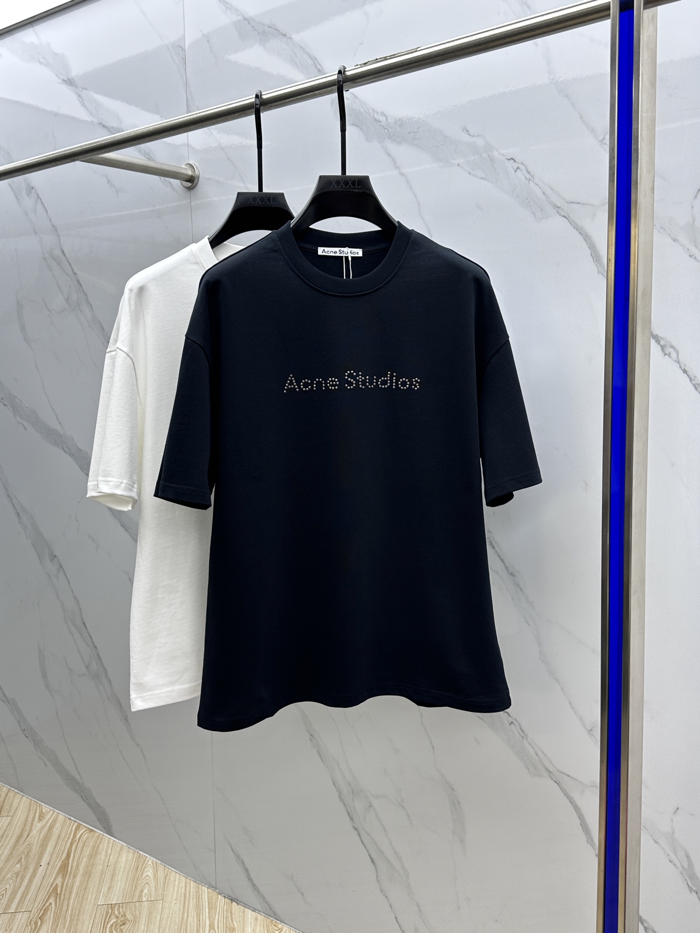 NO:134751,Acne Studios 2025FW spring and summer new round neck base-mounted T-shirt, three-dimensional logo micro-contour half-sleeved, active cotton base T-shirt, cotton, glutinous and skin-skinned, soft and tough. Processing, toughness and wrinkle resistance have been greatly improved. The micro-contour cut is very well-equipped, and the three-dimensional bead-caling process on the chest logo is extremely recognizable. The three-standard logo is complete, and the single-skinned base must be used. The same ET ET for men and women, S-XL, acne studios, dior, tees, t-shirt, alexander wang19860909Acne Studios 2025FW春夏新品圆领打底外穿T恤,立体感logo微廓形半袖,活性纯棉打底T恤,棉,手感面糯有骨感,柔而有韧性.工艺处理,韧性和抗皱性能得到大幅度提高.微廓形剪裁很到位,胸前logo立体烫珠工艺.辨识度极高.三标齐全,单穿打底必备单品. 男女同款ET 码数S-XL,,acne studios,dior,tees，t-shirt,alexander wang,Men's clothing