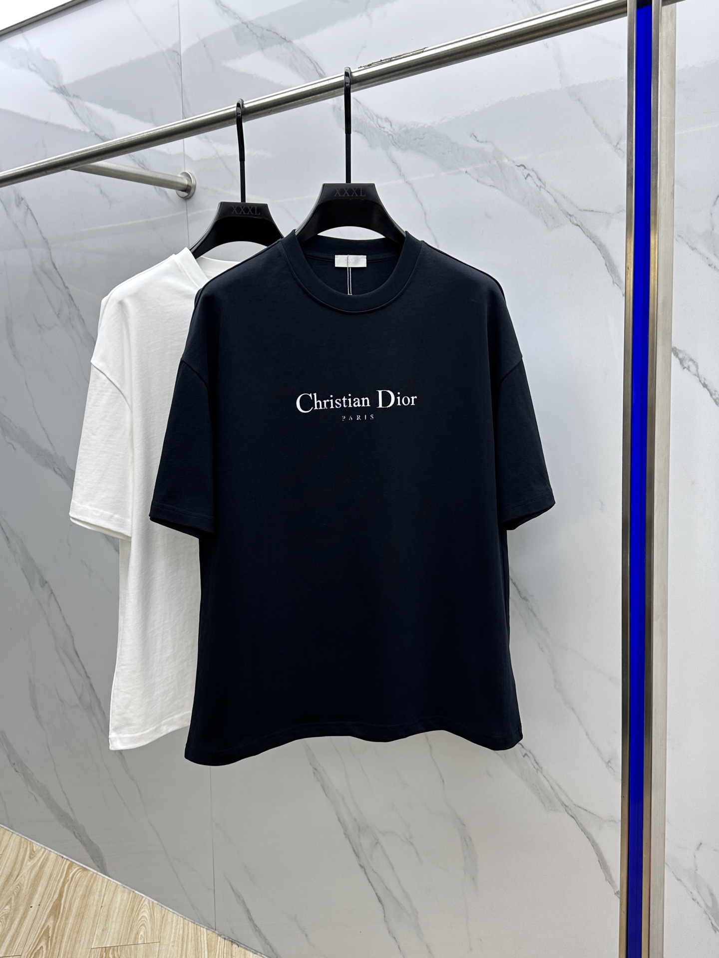 NO:134753,Christian Dior 2025FW spring and summer new round neck base-outdoor T-shirt, three-dimensional logo micro-contour half-sleeved, active cotton base T-shirt, cotton, glutinous and skin-skinned, soft and tough. Processing, toughness and wrinkle resistance have been greatly improved. The micro-contour cut is very well-placed, and the chest logo letter printing process is extremely recognizable. The three-standard logo is complete, and the single-skin base must be used. Men and women's ET S-XL,,dior,dior,tees, t-shirt,alexander wang19860909Christian Dior·迪奥 2025FW春夏新品圆领打底外穿T恤,立体感logo微廓形半袖,活性纯棉打底T恤,棉,手感面糯有骨感,柔而有韧性.工艺处理,韧性和抗皱性能得到大幅度提高.微廓形剪裁很到位,胸前logo字母印花工艺.辨识度极高.三标齐全,单穿打底必备单品. 男女同款ET 码数S-XL,,dior,dior,tees，t-shirt,alexander wang,Men's clothing