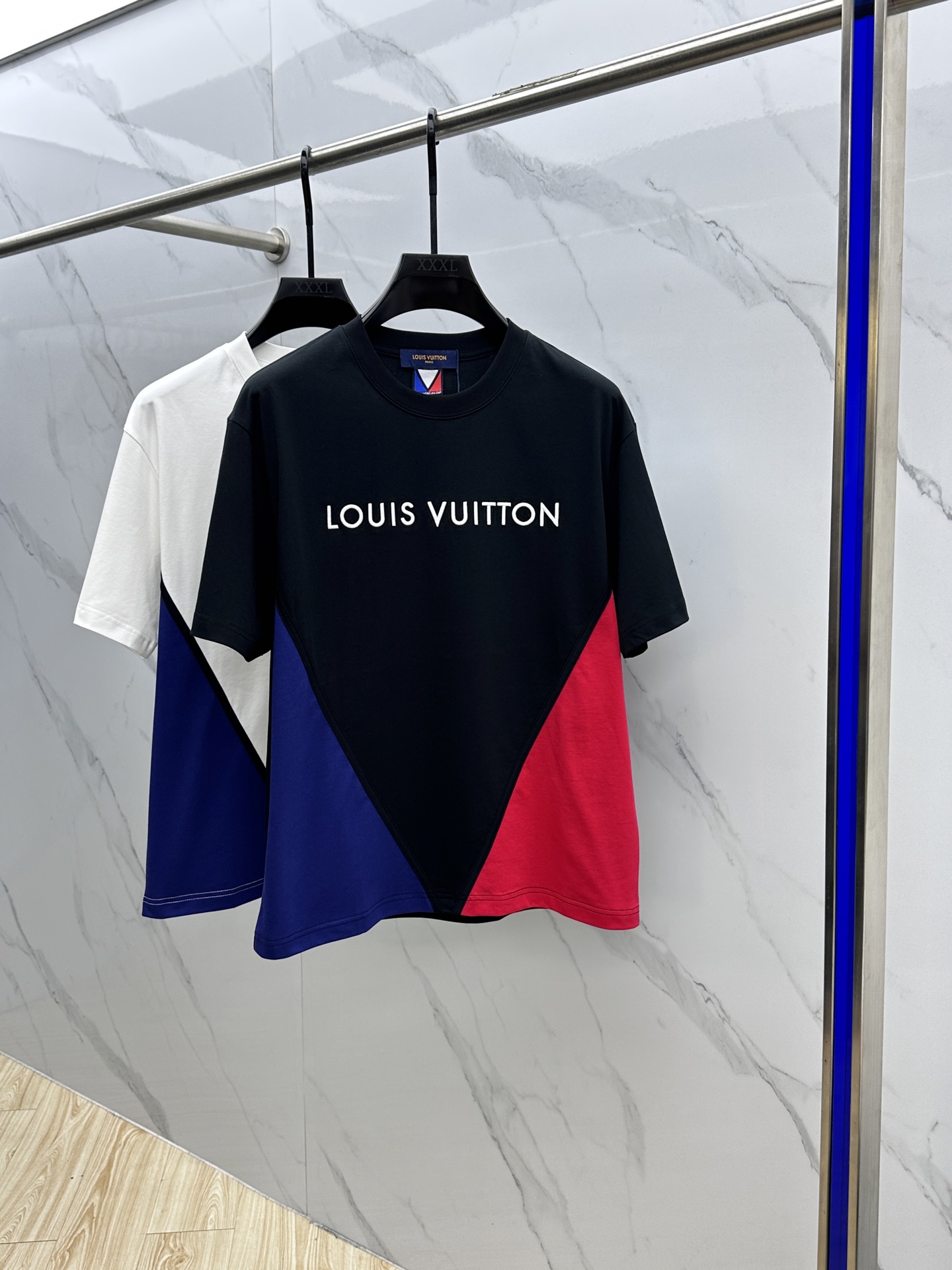 NO:134765,Louis Vuitton·Louis Vuitton 2025FW spring and summer new round neck base T-shirt, three-dimensional logo micro-contour half-sleeved 260g active cotton base T-shirt, cotton, feel glutinous and skin-skinned, soft and tough. Splicing process, toughness and wrinkle resistance have been greatly improved. The micro-contour tailoring is very well-equipped, and the chest logo embroidery is extremely recognizable. The three-standard logo is complete, and the single-skin base must be worn. The same model for men and women xh number M-XXXL,,louis vuitton,louis vuitton,tees,t-shirt,alexander wang19860909Louis Vuitton·路易威登 2025FW春夏新品圆领打底外穿T恤,立体感logo微廓形半袖260克活性纯棉打底T恤,棉,手感面糯有骨感,柔而有韧性.拼接工艺处理,韧性和抗皱性能得到大幅度提高.微廓形剪裁很到位,胸前logo刺绣,辨识度极高.三标齐全,单穿打底必备单品. 男女同款xh 码数M-XXXL,,louis vuitton,louis vuitton,tees，t-shirt,alexander wang,Men's clothing