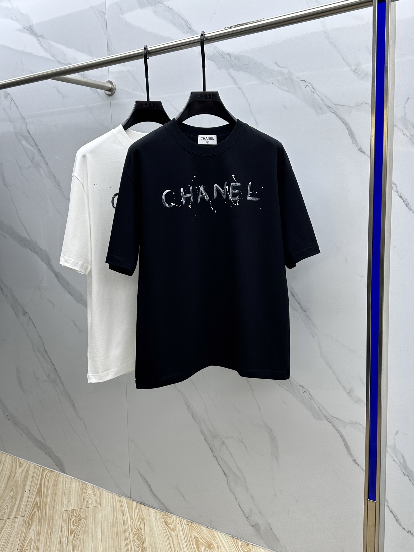 NO:134746,CHANEL · Chanel 2025FW spring and summer new round neck bottoming T-shirt, three-dimensional logo micro-contour half-sleeved 260g active cotton base T-shirt, cotton, feel glutinous and skin-skinned, soft and tough. Processing, toughness and wrinkle resistance have been greatly improved. The micro-contour tailoring is very well-placed, and the chest logo is graffiti print, with extremely high recognition. The three-standard logo is complete, and the single-skin base must be used. The same model for men and women xh, digits, M-XXL, chanel, chanel, tees, t-shirt, alexander wang19860909CHANEL·香奈儿 2025FW春夏新品圆领打底外穿T恤,立体感logo微廓形半袖260克活性纯棉打底T恤,棉,手感面糯有骨感,柔而有韧性.工艺处理,韧性和抗皱性能得到大幅度提高.微廓形剪裁很到位,胸前logo涂鸦印花,辨识度极高.三标齐全,单穿打底必备单品. 男女同款xh 码数M-XXL,,chanel,chanel,tees，t-shirt,alexander wang,Men's clothing