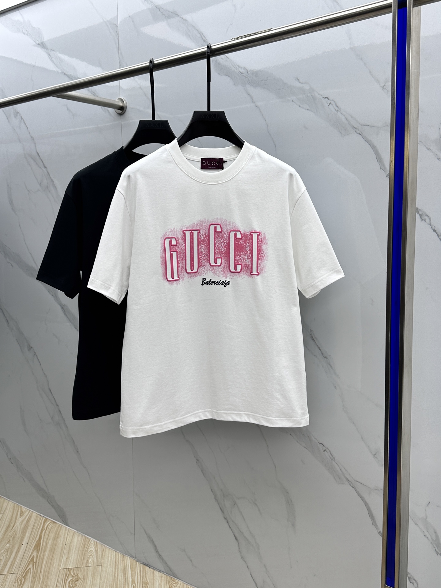 NO:461703,Gucci · Gucci 2025FW spring and summer new round neck bottoming T-shirt, three-dimensional logo micro-contour half-sleeved 260g active cotton base T-shirt, cotton, feel glutinous and skin-skinned, soft and tough. Processing, toughness and wrinkle resistance have been greatly improved. The micro-contour tailoring is very well-suited, and the chest logo print is extremely recognizable. The three-standard logo is complete, and the single-skin base must be used. The same model for men and women xh number M-XXXL,,gucci,gucci,tees, t-shirt,alexander wang19860909Gucci·古驰 2025FW春夏新品圆领打底外穿T恤,立体感logo微廓形半袖260克活性纯棉打底T恤,棉,手感面糯有骨感,柔而有韧性.工艺处理,韧性和抗皱性能得到大幅度提高.微廓形剪裁很到位,胸前logo印花,辨识度极高.三标齐全,单穿打底必备单品. 男女同款xh 码数M-XXXL,,gucci,gucci,tees，t-shirt,alexander wang,Men's clothing