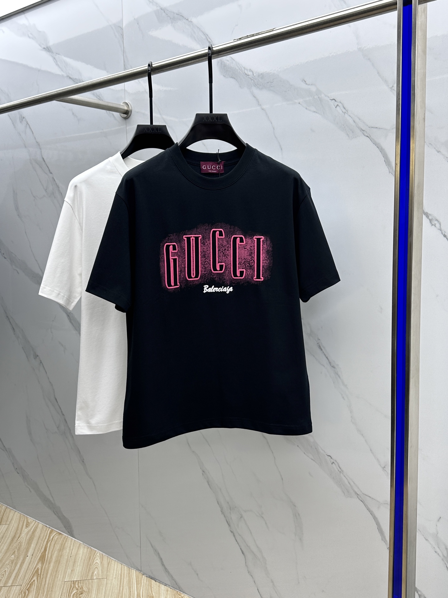 NO:134749,Gucci · Gucci 2025FW spring and summer new round neck bottoming T-shirt, three-dimensional logo micro-contour half-sleeved 260g active cotton base T-shirt, cotton, feel glutinous and skin-skinned, soft and tough. Processing, toughness and wrinkle resistance have been greatly improved. The micro-contour tailoring is very well-suited, and the chest logo print is extremely recognizable. The three-standard logo is complete, and the single-skin base must be used. The same model for men and women xh number M-XXXL,,gucci,gucci,tees, t-shirt,alexander wang19860909Gucci·古驰 2025FW春夏新品圆领打底外穿T恤,立体感logo微廓形半袖260克活性纯棉打底T恤,棉,手感面糯有骨感,柔而有韧性.工艺处理,韧性和抗皱性能得到大幅度提高.微廓形剪裁很到位,胸前logo印花,辨识度极高.三标齐全,单穿打底必备单品. 男女同款xh 码数M-XXXL,,gucci,gucci,tees，t-shirt,alexander wang,Men's clothing