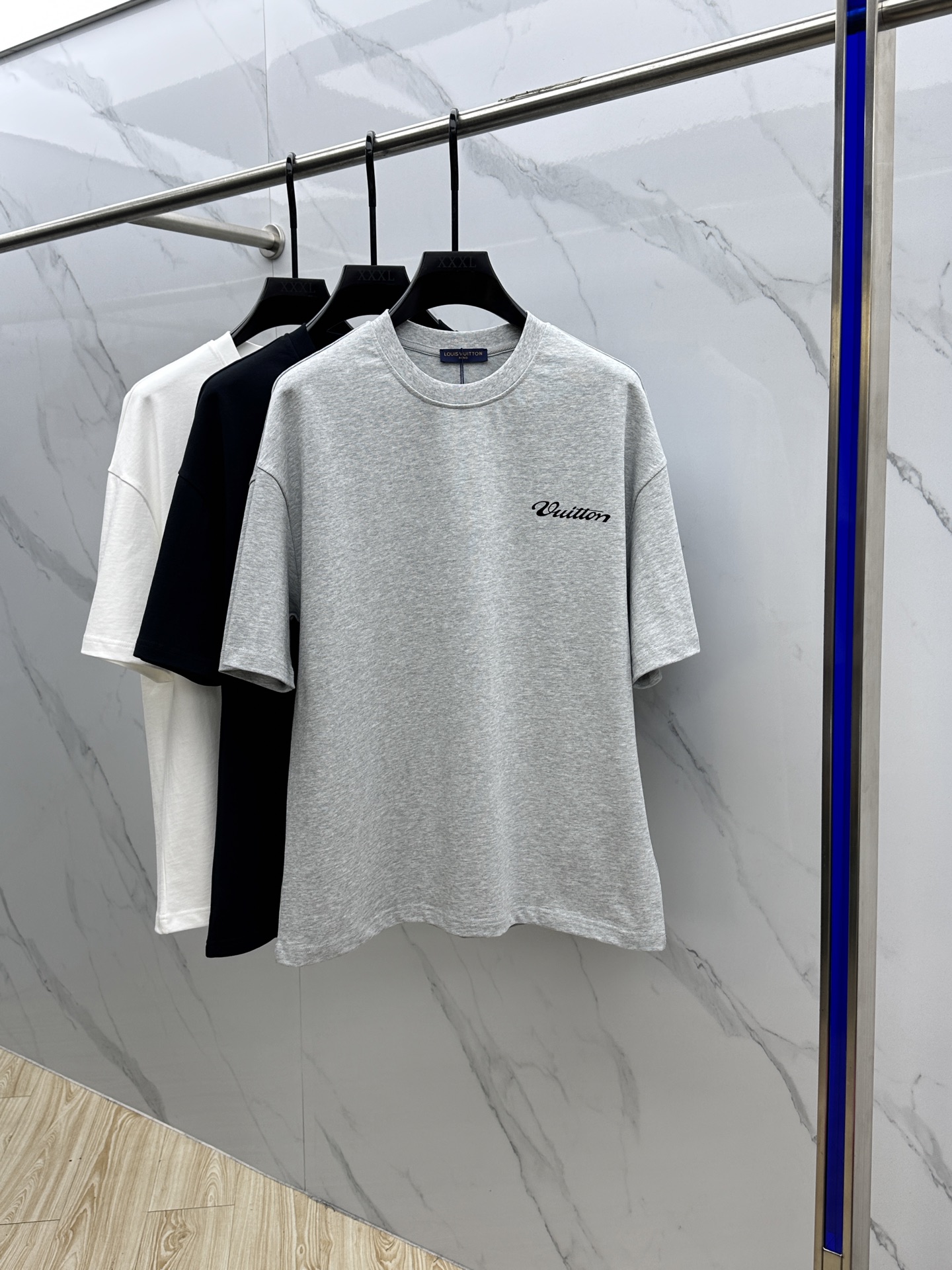 NO:426121,Louis Vuitton·Louis Vuitton FW spring and summer new round neck bottoming T-shirt, three-dimensional logo micro-contour half-sleeved, active cotton base T-shirt, cotton, feel glutinous and skin-skinned, soft and tough. Processing, toughness and wrinkle resistance have been greatly improved. The micro-contour tailoring is very well-placed, and the chest logo letter printing process is extremely recognizable. Three standards are complete, and single-wear base must-have items. Men and women's same ET ET code S-XL,,louis vuitton,louis vuitton,tees,t-shirt,alexander wang19860909Louis Vuitton·路易威登 FW春夏新品圆领打底外穿T恤,立体感logo微廓形半袖,活性纯棉打底T恤,棉,手感面糯有骨感,柔而有韧性.工艺处理,韧性和抗皱性能得到大幅度提高.微廓形剪裁很到位,胸前logo字母印花工艺.辨识度极高.三标齐全,单穿打底必备单品. 男女同款ET 码数S-XL,,louis vuitton,louis vuitton,tees，t-shirt,alexander wang,Men's clothing