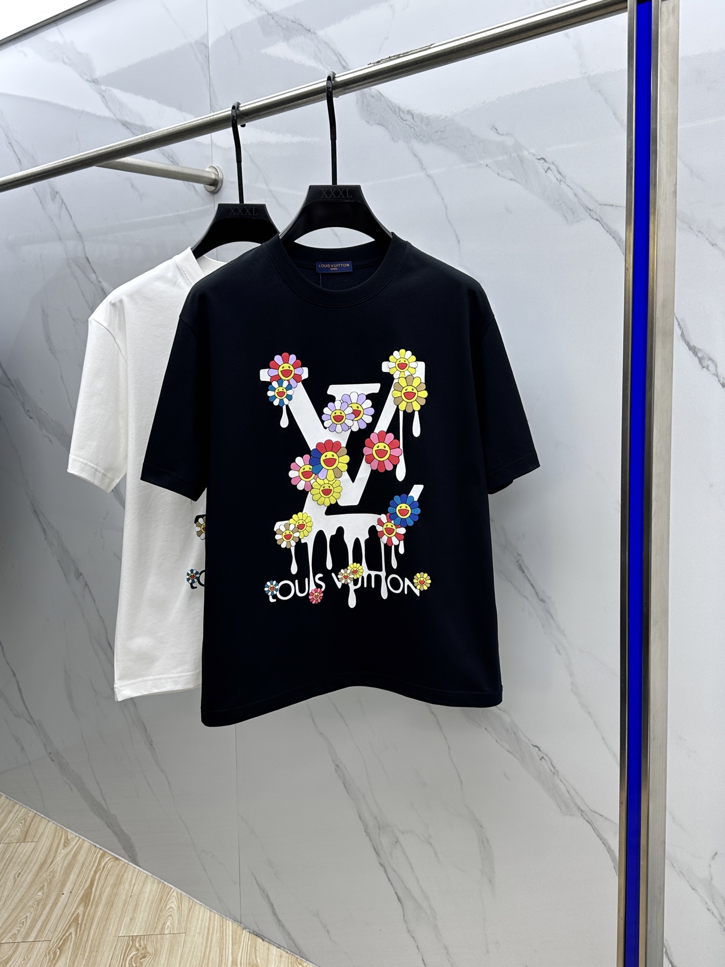 NO:464776,Louis Vuitton·Louis Vuitton 2025FW spring and summer new round neck bottoming T-shirt, three-dimensional logo micro-contour half-sleeved 260g active cotton base T-shirt, cotton, feel glutinous and skin-skinned, soft and tough. Processing, toughness and wrinkle resistance have been greatly improved. The micro-contour tailoring is very well-suited, and the chest logo print is extremely recognizable. The three-standard logo is complete, and the single-skin base must be used. The same model for men and women xh number M-XXXL,,louis vuitton,louis vuitton,tees,t-shirt,alexander wang19860909Louis Vuitton·路易威登 2025FW春夏新品圆领打底外穿T恤,立体感logo微廓形半袖260克活性纯棉打底T恤,棉,手感面糯有骨感,柔而有韧性.工艺处理,韧性和抗皱性能得到大幅度提高.微廓形剪裁很到位,胸前logo印花,辨识度极高.三标齐全,单穿打底必备单品. 男女同款xh 码数M-XXXL,,louis vuitton,louis vuitton,tees，t-shirt,alexander wang,Men's clothing