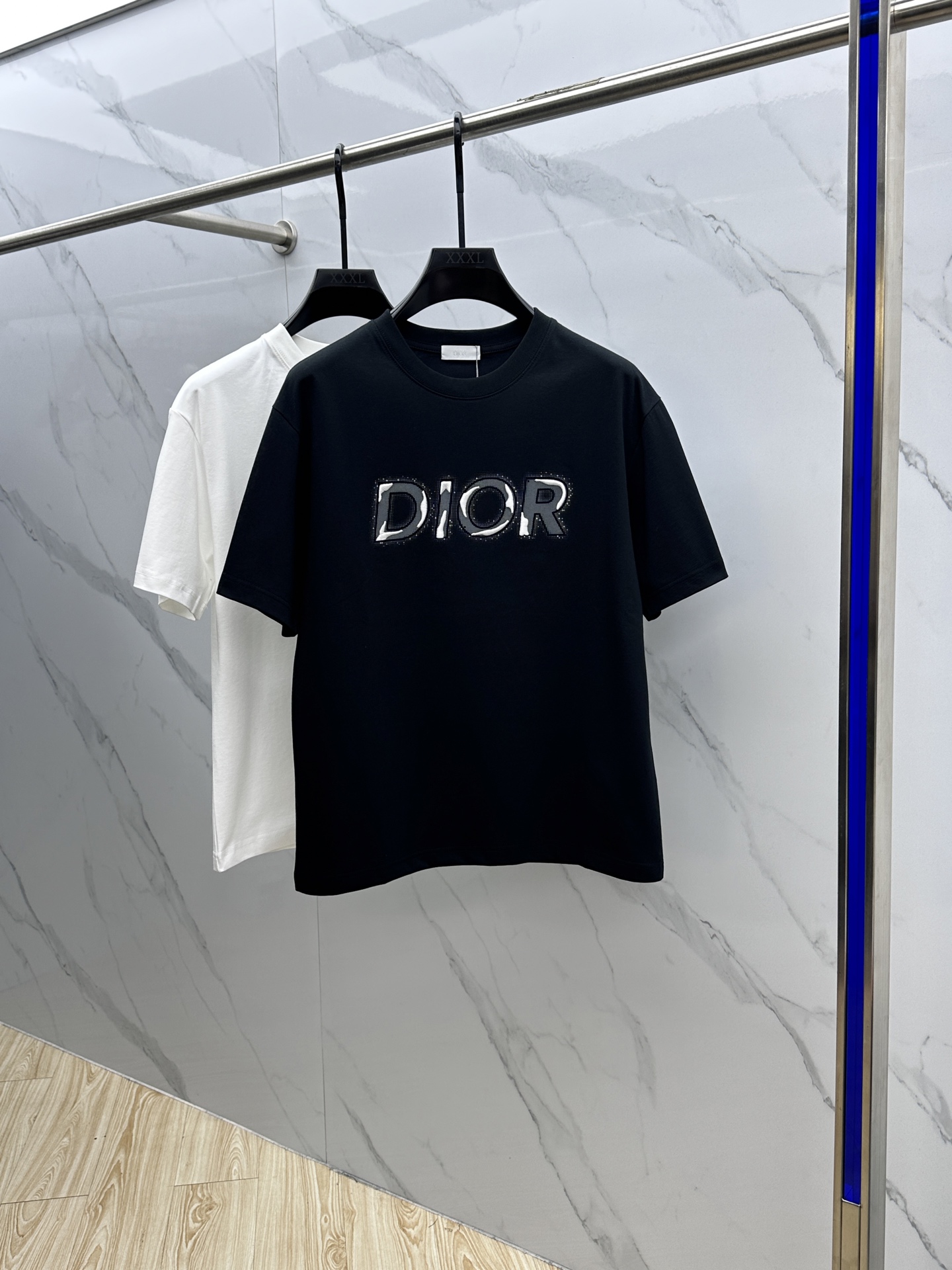 NO:479290,Christian Dior 2025FW spring and summer new round neck bottoming T-shirt, three-dimensional logo micro-contour half-sleeved 260g active cotton base T-shirt, cotton, feel glutinous and skin-skinned, soft and tough. Processing, toughness and wrinkle resistance have been greatly improved. The micro-contour tailoring is very well-equipped, and the chest logo embroidery printed logo is extremely recognizable. The three-standard logo is complete, and the single-skin base must be used. The same model for men and women xh code M-XXXL,,dior,dior,tees,t-shirt,alexander wang19860909Christian Dior·迪奥2025FW春夏新品圆领打底外穿T恤,立体感logo微廓形半袖260克活性纯棉打底T恤,棉,手感面糯有骨感,柔而有韧性.工艺处理,韧性和抗皱性能得到大幅度提高.微廓形剪裁很到位,胸前logo刺绣印花标识,辨识度极高.三标齐全,单穿打底必备单品. 男女同款xh 码数M-XXXL,,dior,dior,tees，t-shirt,alexander wang,Men's clothing