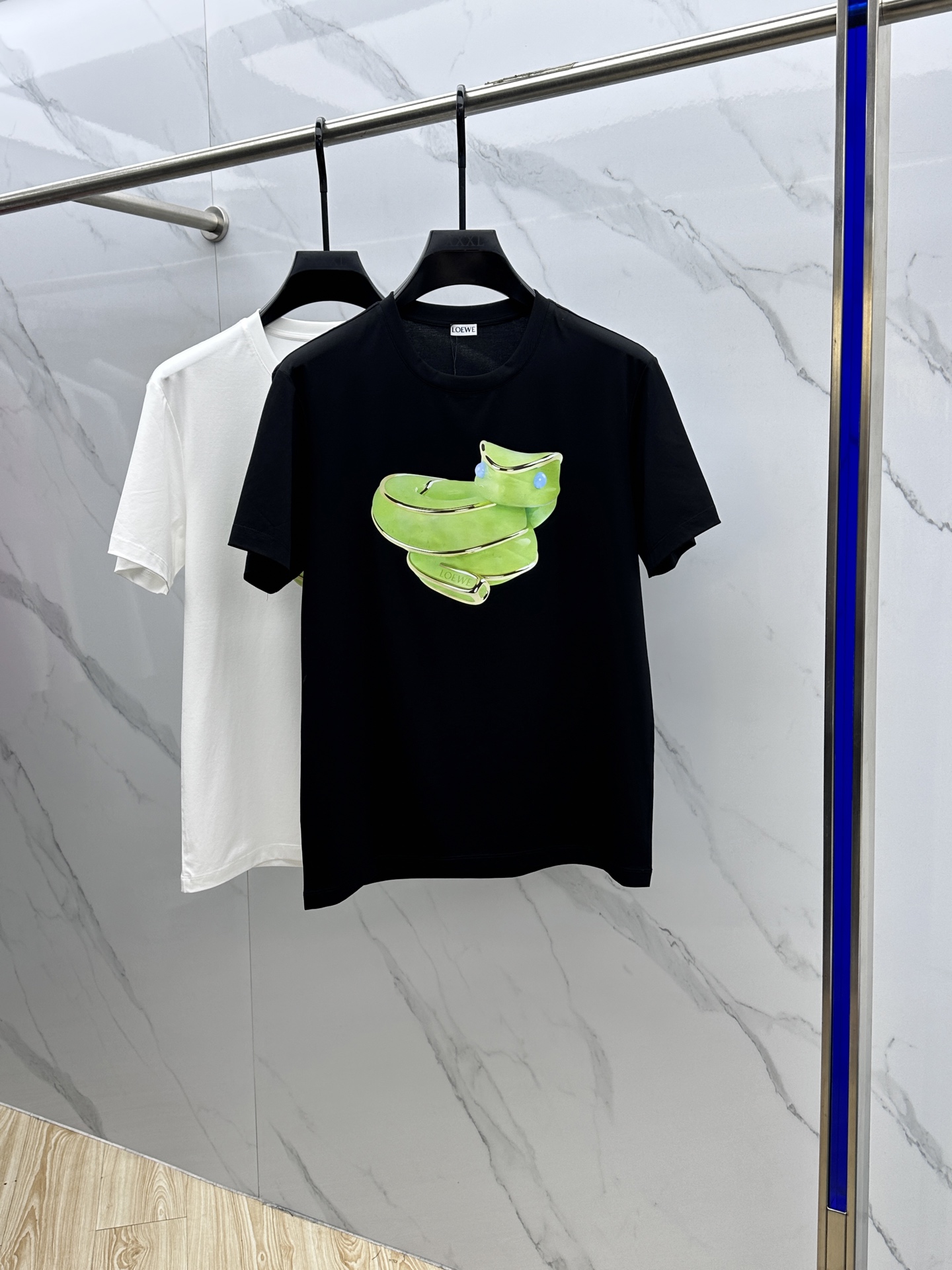 NO:159756,LOEWE·Luo Yiwei 2025 spring and summer new style of personalized printed short-sleeved, high-version, counter synchronization!  Very recognizable and super textured!  Layered base is very blogger-like, low-key and tasteful, original fabric, mercerized cotton fabric, soft and comfortable upper body, not picking up age or body, full of fashionable feeling, super versatile and beautiful, a must-have for everyone, tag collar, washing wheat, complete three-marks A20 original size Size M-3XL,,loewe,loewe,T-shirt,alexander wang19860909LOEWE·罗意威 2025春夏新款个性印花短袖,高版本,专柜同步！很有辨识度,超级有质感！叠穿打底就很有博主范儿了 ,低调有品位 ,原版面料 ,丝光棉面料,上身柔软舒适,不挑年龄不挑身材时尚感爆棚,质感超强时尚又个性 ,超级百搭好看的一款 ,人手必备款吊牌领标 水洗麦,三标齐全 A20原版出品 尺码M-3XL,,loewe,loewe,T-shirt,alexander wang,Men's clothing