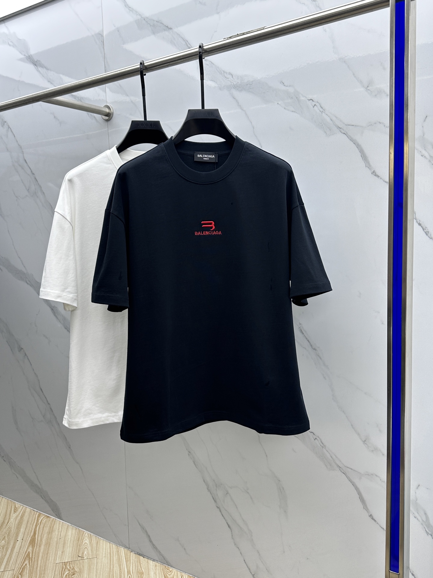 NO:426099,Balenciaga·Balenciaga FW spring and summer new round neck base-outdoor T-shirt, three-dimensional logo micro-contour half-sleeved, active cotton base T-shirt, cotton, glutinous and skin-skinned, soft and tough. Processing, toughness and wrinkle resistance have been greatly improved. The micro-contour tailoring is very well-placed, and the chest logo letter embroidery process is extremely recognizable. The three-standard logo is complete, and the single-skin base must be used. The same ET ET code S-XL, , balenciaga, tees, t-shirt, alexander wang19860909Balenciaga·巴黎世家 FW春夏新品圆领打底外穿T恤,立体感logo微廓形半袖,活性纯棉打底T恤,棉,手感面糯有骨感,柔而有韧性.工艺处理,韧性和抗皱性能得到大幅度提高.微廓形剪裁很到位,胸前logo字母刺绣工艺.辨识度极高.三标齐全,单穿打底必备单品. 男女同款ET 码数S-XL,,balenciaga,balenciaga,tees，t-shirt,alexander wang,Men's clothing