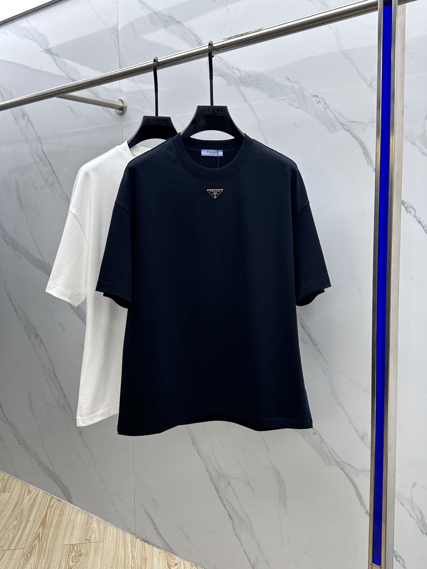 NO:419255,PRADA 2025FW spring and summer new round neck base-fitting T-shirt, three-dimensional logo micro-contour half-sleeved, active cotton base T-shirt, cotton, glutinous and skin-skinned, soft and tough. Processing, toughness and wrinkle resistance have been greatly improved. The micro-contour cut is very well-placed, and the chest logo triangular marking process is extremely recognizable. The three-standard logo is complete, and the single-sided base must be used. Men and women's ET S-XL,,prada,prada,tees,t-shirt,alexander wang19860909PRADA·普拉达 2025FW春夏新品圆领打底外穿T恤,立体感logo微廓形半袖,活性纯棉打底T恤,棉,手感面糯有骨感,柔而有韧性.工艺处理,韧性和抗皱性能得到大幅度提高.微廓形剪裁很到位,胸前logo三角标工艺.辨识度极高.三标齐全,单穿打底必备单品. 男女同款ET 码数S-XL,,prada,prada,tees，t-shirt,alexander wang,Men's clothing