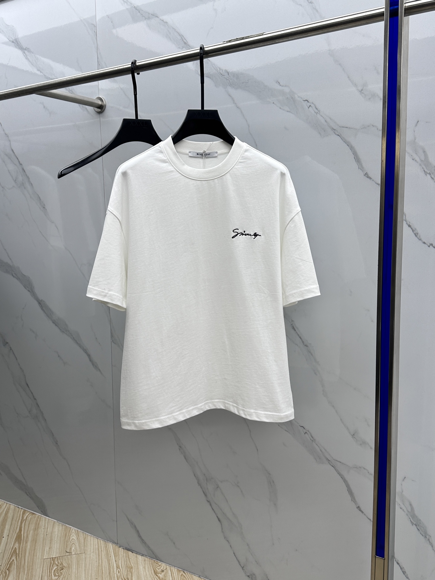 NO:471092,Givenchy Givenchy 2025FW spring and summer new round neck base-outdoor T-shirt, three-dimensional logo micro-contour half-sleeved, active cotton base T-shirt, cotton, glutinous and skin-skinned, soft and tough. Processing, toughness and wrinkle resistance have been greatly improved. The micro-contour tailoring is very well-placed, and the chest logo letter embroidery process is extremely recognizable. The three-standard logo is complete, and the single-skin base must be used. Men and women's ET S-XL, given, given, given, t-shirt, alexander wang19860909Givenchy·纪梵希 2025FW春夏新品圆领打底外穿T恤,立体感logo微廓形半袖,活性纯棉打底T恤,棉,手感面糯有骨感,柔而有韧性.工艺处理,韧性和抗皱性能得到大幅度提高.微廓形剪裁很到位,胸前logo字母刺绣工艺.辨识度极高.三标齐全,单穿打底必备单品. 男女同款ET 码数S-XL,,givenchy,givenchy,tees，t-shirt,alexander wang,Men's clothing