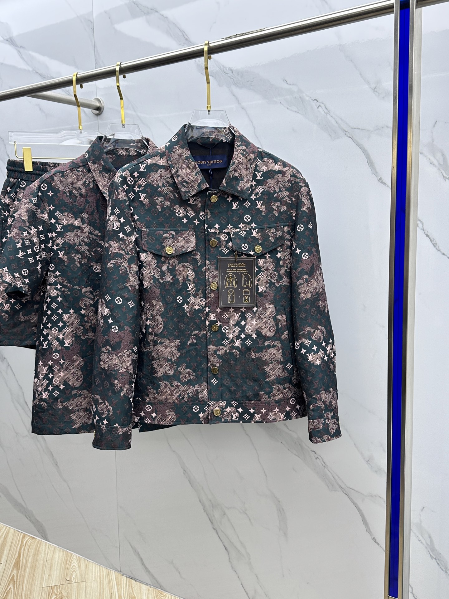 NO:482539,Single jacket Louis Vuitton Louis Vuitton, 2025 spring and summer new men's jungle camouflage mosaic denim lapel jacket, imported yb fabric, with wide texture and smooth feel, using smooth texture to build elegant and sporty silhouette, pixel effect printing of mosaic texture reshapes classic patterns, Louis Vuitton sign logo on chest, dark and light contrasting color mosaic plaid jacquard texture texture high-end fashionable, double pockets on chest embellish the overall shape jacquard letters highlight the brand tone, artwork that cannot be copied. DM number 48-56,,louis vuitton,louis vuitton,jackets & coats,jackets & coats,alexander wang19860909单外套Louis Vuitton·路易威登、2025春夏新品男装丛林迷彩马赛克牛仔翻领夹克外套,进口yb面料,质感挺阔,手感顺滑,采用顺滑质感构筑雅致运动廓形,马赛克纹理的像素效果印花重塑经典图案,胸前路易威登标牌标识,深浅撞色马赛克格子提花肌理质感高级时髦,胸前双口袋点缀整体造型提花字母凸显品牌调性,不可复制的艺术品. DM码数48-56,,louis vuitton,louis vuitton,jackets & coats,jackets & coats,alexander wang,Men's clothing