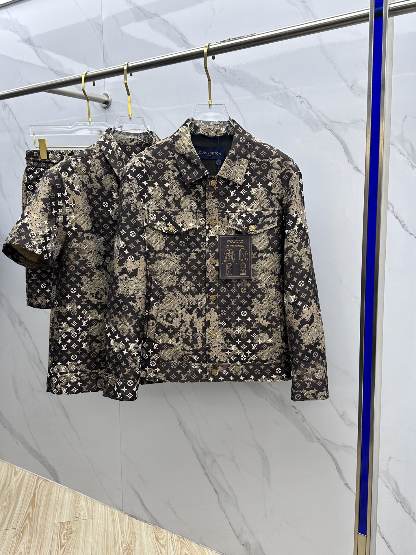 NO:482528,Two-piece set Louis Vuitton · Louis Vuitton 2025 spring and summer new men's jungle camouflage mosaic denim short-sleeved shirt + shorts suit (one set cannot be sold without sale), imported yb fabric, with wide texture and smooth feel, using smooth texture to build elegant and sporty silhouette, pixel effect printing of mosaic texture reshapes classic patterns, Louis Vuitton sign logo on chest, dark and light contrasting color mosaic plaid jacquard texture texture high-end and fashionable, double pockets on chest embellish the overall shape jacquard letters highlight the brand tone, artwork that cannot be copied. DM brown color number 48-56,,louis vuitton,louis vuitton, shorts,shirts,T-shirt,alexander wang19860909两件套Louis Vuitton·路易威登 2025春夏新品男装丛林迷彩马赛克牛仔短袖衬衫+短裤套装（一套不可拆卖）,进口yb面料,质感挺阔,手感顺滑,采用顺滑质感构筑雅致运动廓形,马赛克纹理的像素效果印花重塑经典图案,胸前路易威登标牌标识,深浅撞色马赛克格子提花肌理质感高级时髦,胸前双口袋点缀整体造型提花字母凸显品牌调性,不可复制的艺术品.DM咖色 码数48-56,,louis vuitton,louis vuitton,shorts,shirts,T-shirt,alexander wang,Men's clothing