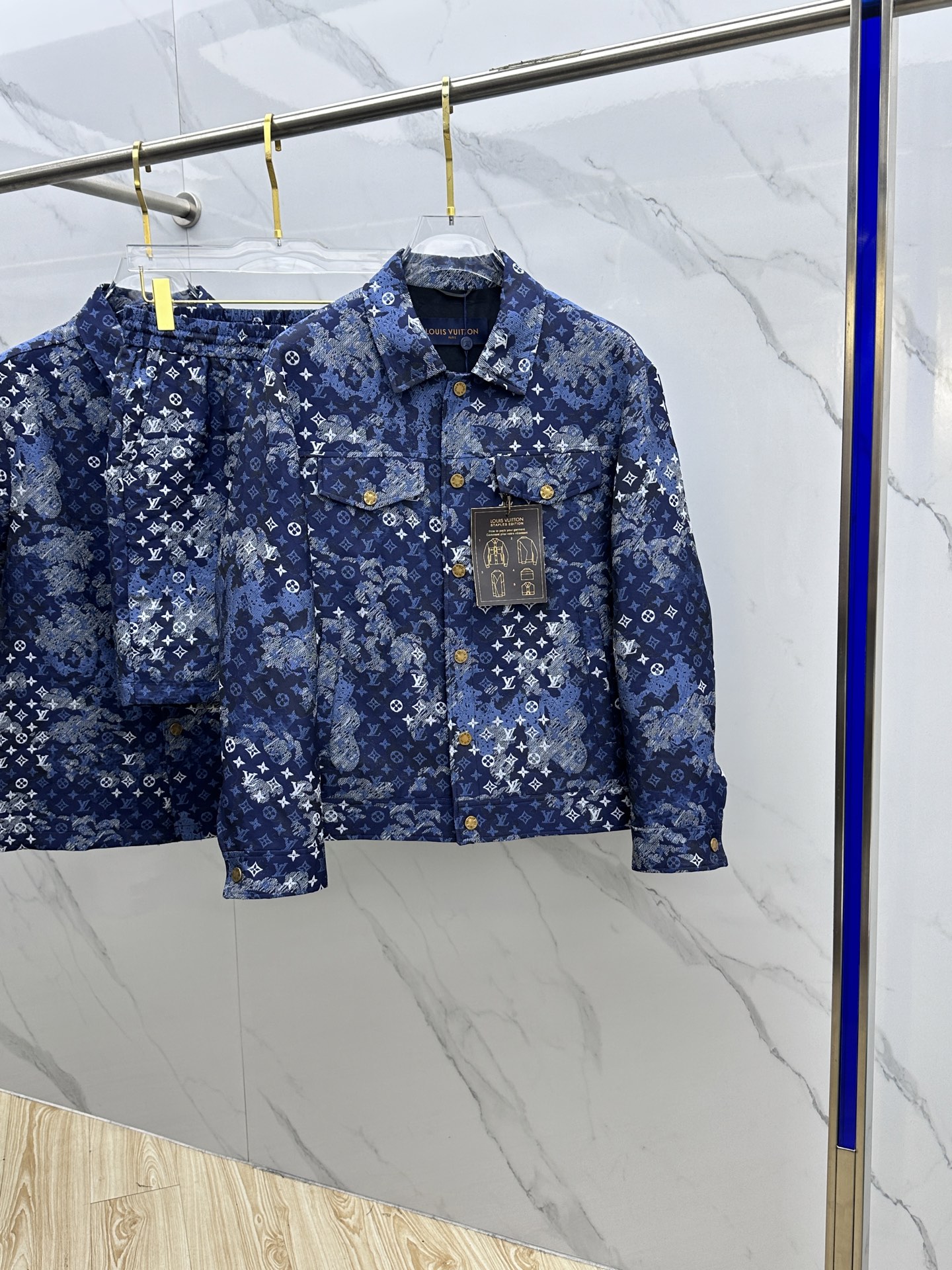 NO:482518,Single jacket Louis Vuitton · Louis Vuitton 2025 spring and summer new men's jungle camouflage mosaic denim lapel jacket jacket, imported yb fabric, with wide texture and smooth feel, using smooth texture to build elegant and sporty silhouette, pixel effect printing of mosaic texture reshapes classic pattern, Louis Vuitton sign logo on chest, dark and light contrasting color mosaic plaid jacquard texture texture high-end fashionable, double pockets on chest embellish the overall shape jacquard letters highlight the brand tone, artwork that cannot be copied. DM code number 48-56,,louis vuitton,louis vuitton,jackets & coats,jackets & coats,alexander wang19860909单外套Louis Vuitton·路易威登 2025春夏新品男装丛林迷彩马赛克牛仔翻领夹克外套,进口yb面料,质感挺阔,手感顺滑,采用顺滑质感构筑雅致运动廓形,马赛克纹理的像素效果印花重塑经典图案,胸前路易威登标牌标识,深浅撞色马赛克格子提花肌理质感高级时髦,胸前双口袋点缀整体造型提花字母凸显品牌调性,不可复制的艺术品.DM 码数48-56,,louis vuitton,louis vuitton,jackets & coats,jackets & coats,alexander wang,Men's clothing